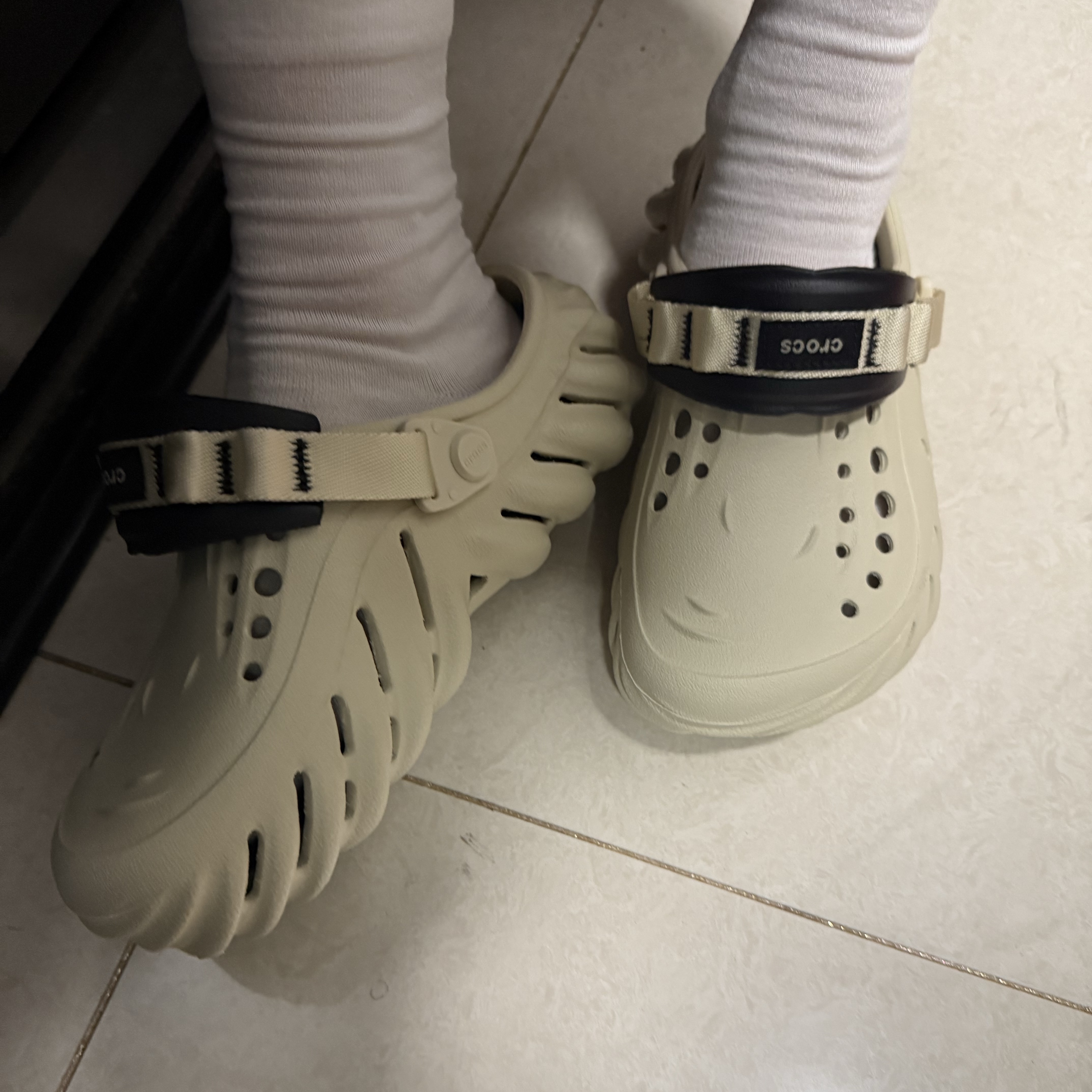 Crocs Echo Clog Bone Black 착용 스타일 - 2