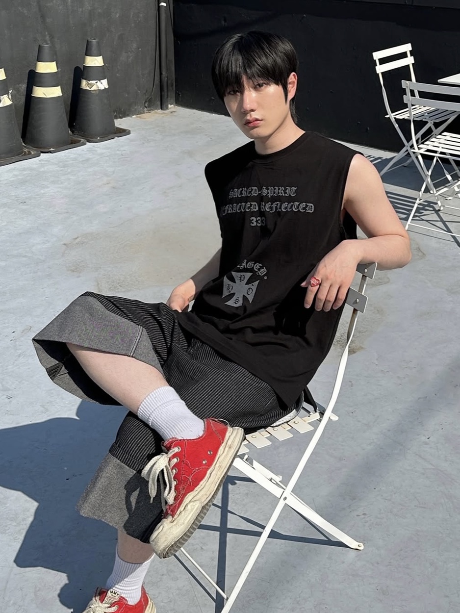 PHOS333 Uncaged Slogan Sleeveless Black, PHOS333 Uncaged Slogan Sleeveless White 착용 스타일 - 2