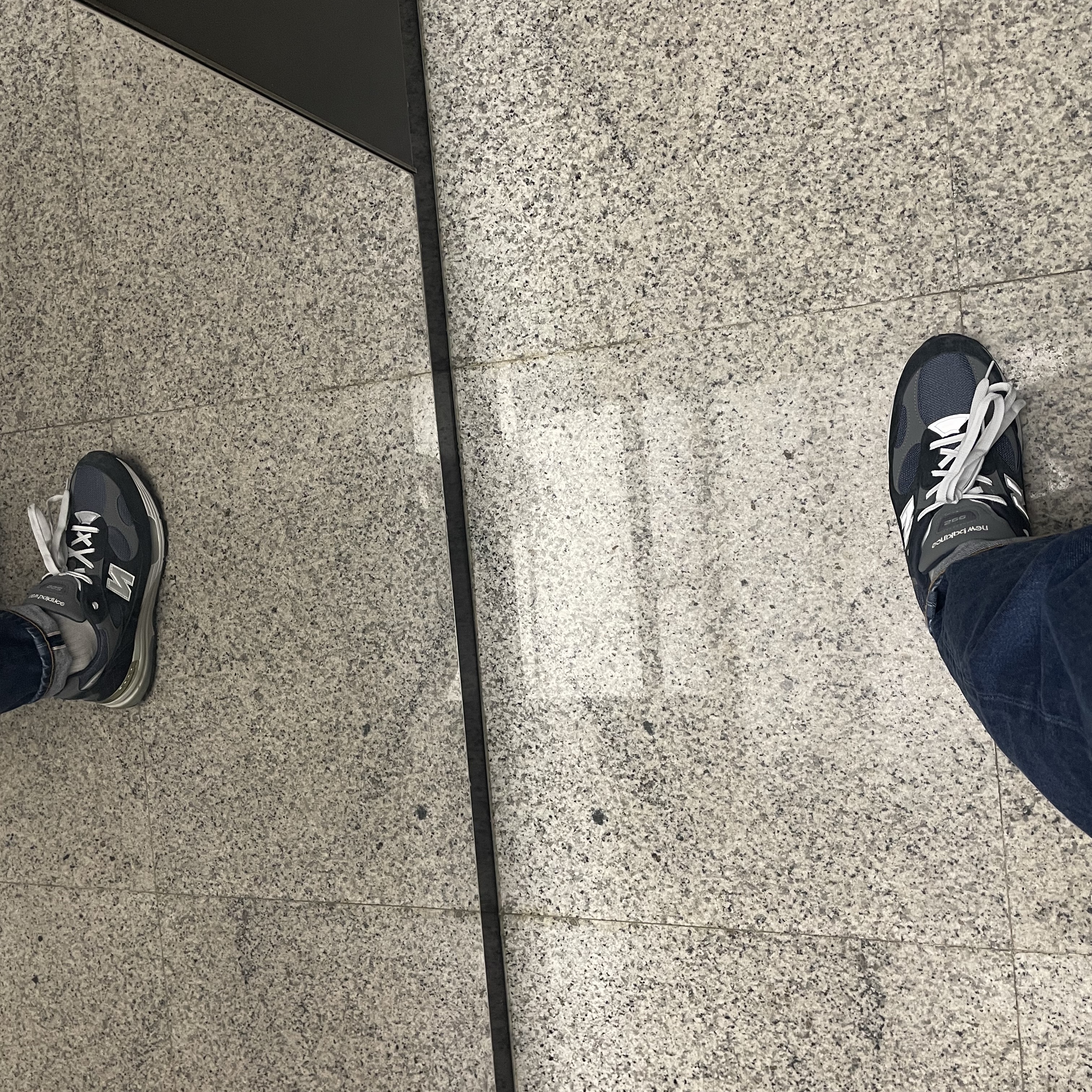 New Balance 992 Made in USA Core Navy 착용 스타일 - 2