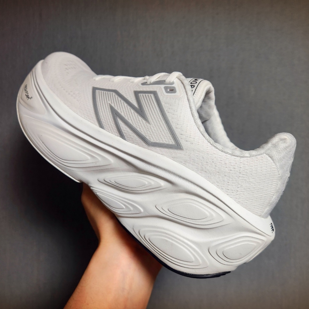 New Balance Fresh Foam X More v5 White Reflection - 2E Wide 착용 스타일 - 2