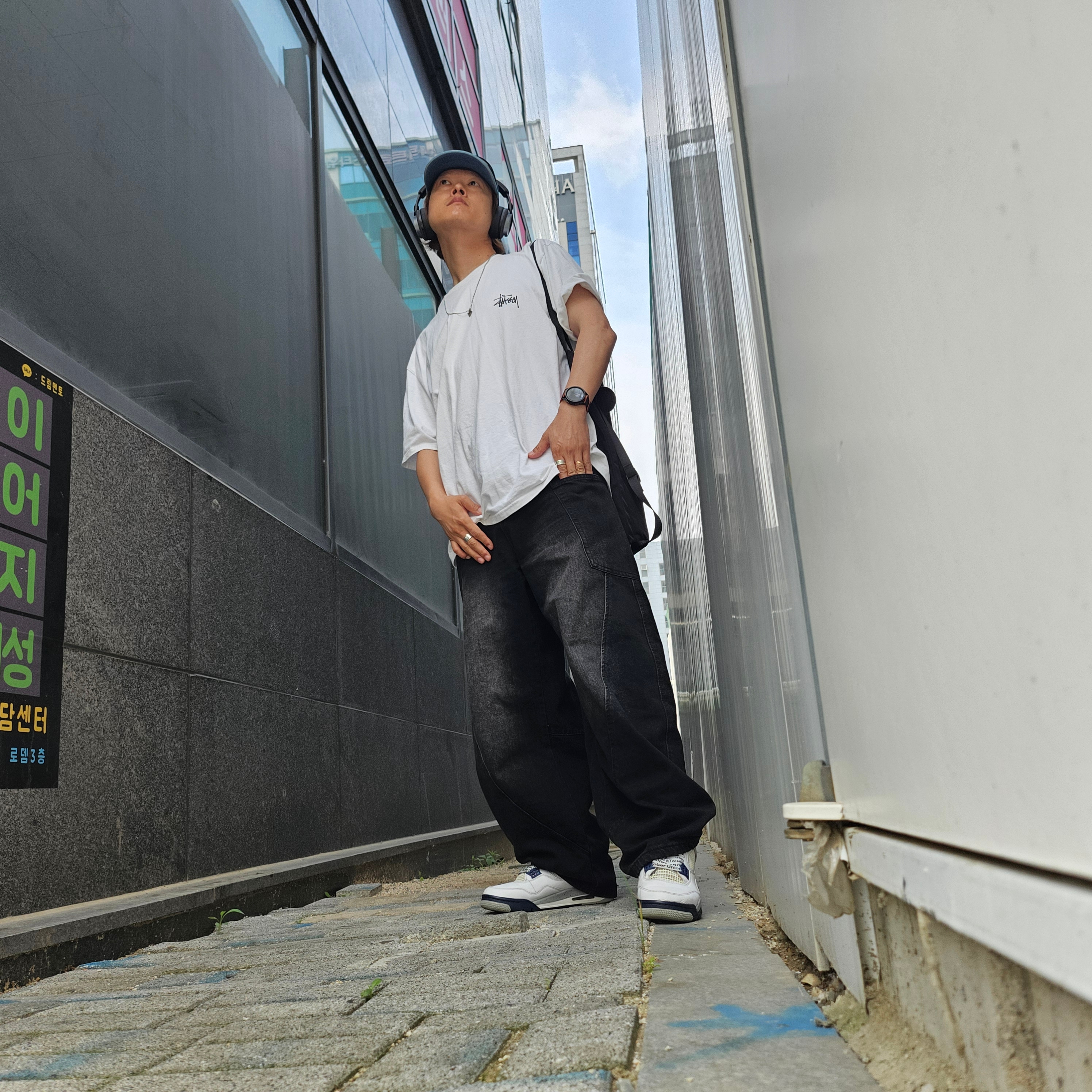 Supreme Washed Chino Twill Camp Cap Denim - 23FW, Stussy Melted T-Shirt White 착용 스타일 - 1