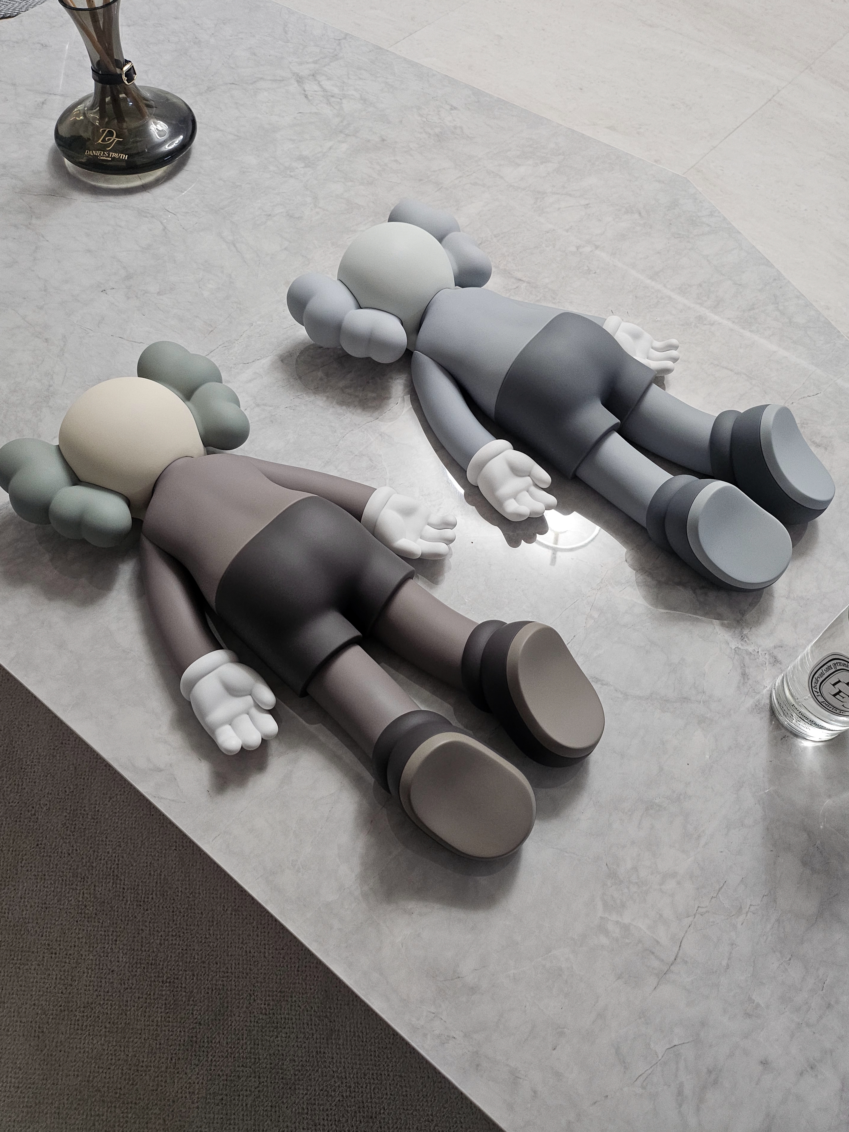 Kaws Companion 2020 Figure Grey, Kaws Companion 2020 Figure Brown 착용 스타일 - 1