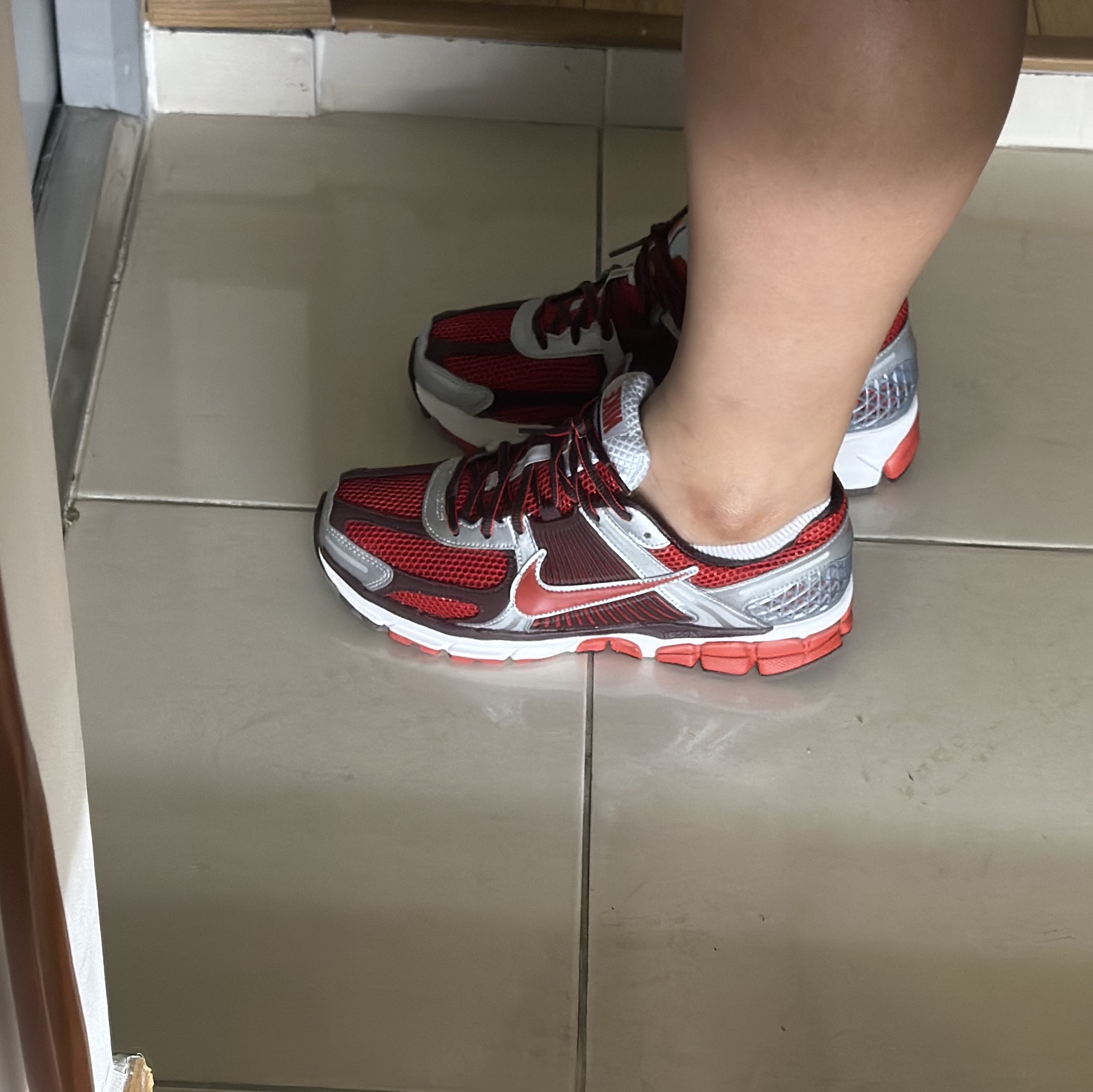 (W) Nike Zoom Vomero 5 Mystic Red and Platinum 착용 스타일 - 2