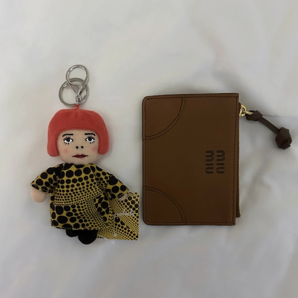 Yayoi Kusama Mascot Plush Keyring, Miu Miu Leather Card Holder Cognac Palisander 착용 스타일