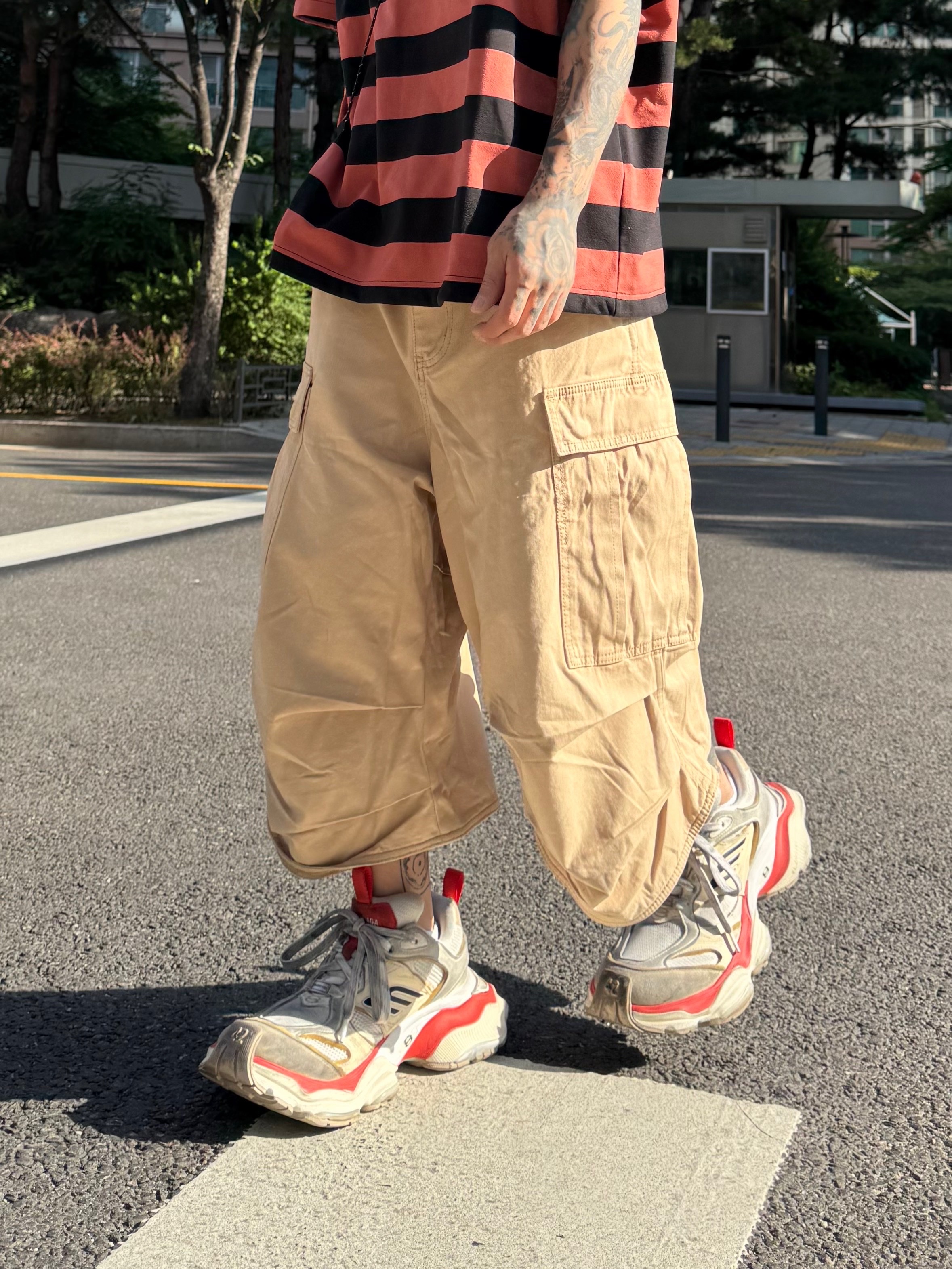 Balenciaga Cargo Sneakers Beige Grey Red 착용 스타일 - 6