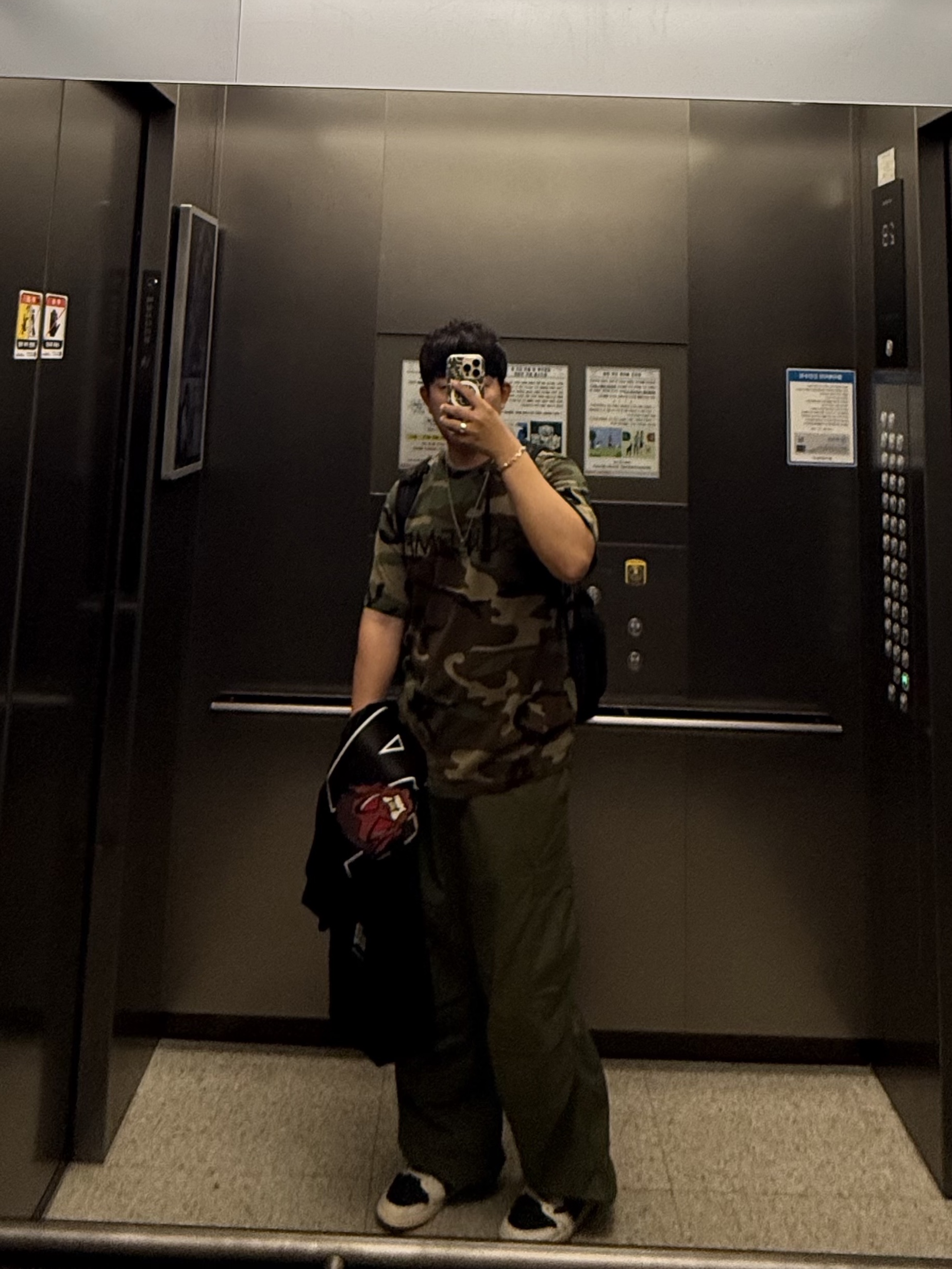Supreme Capital S/S Top Woodland Camo - 25SS, (W) Jordan 1 x Travis Scott Retro Low OG SP Medium Olive 착용 스타일