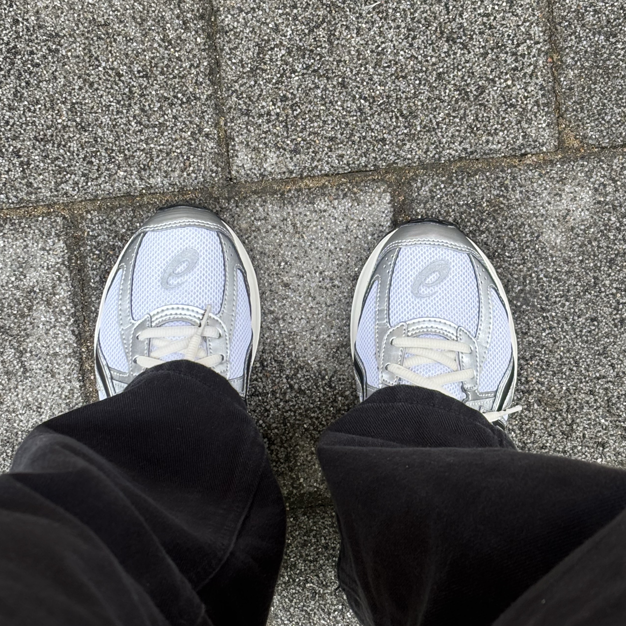 Asics Jog 100 S White Black - 2E Wide 착용 스타일
