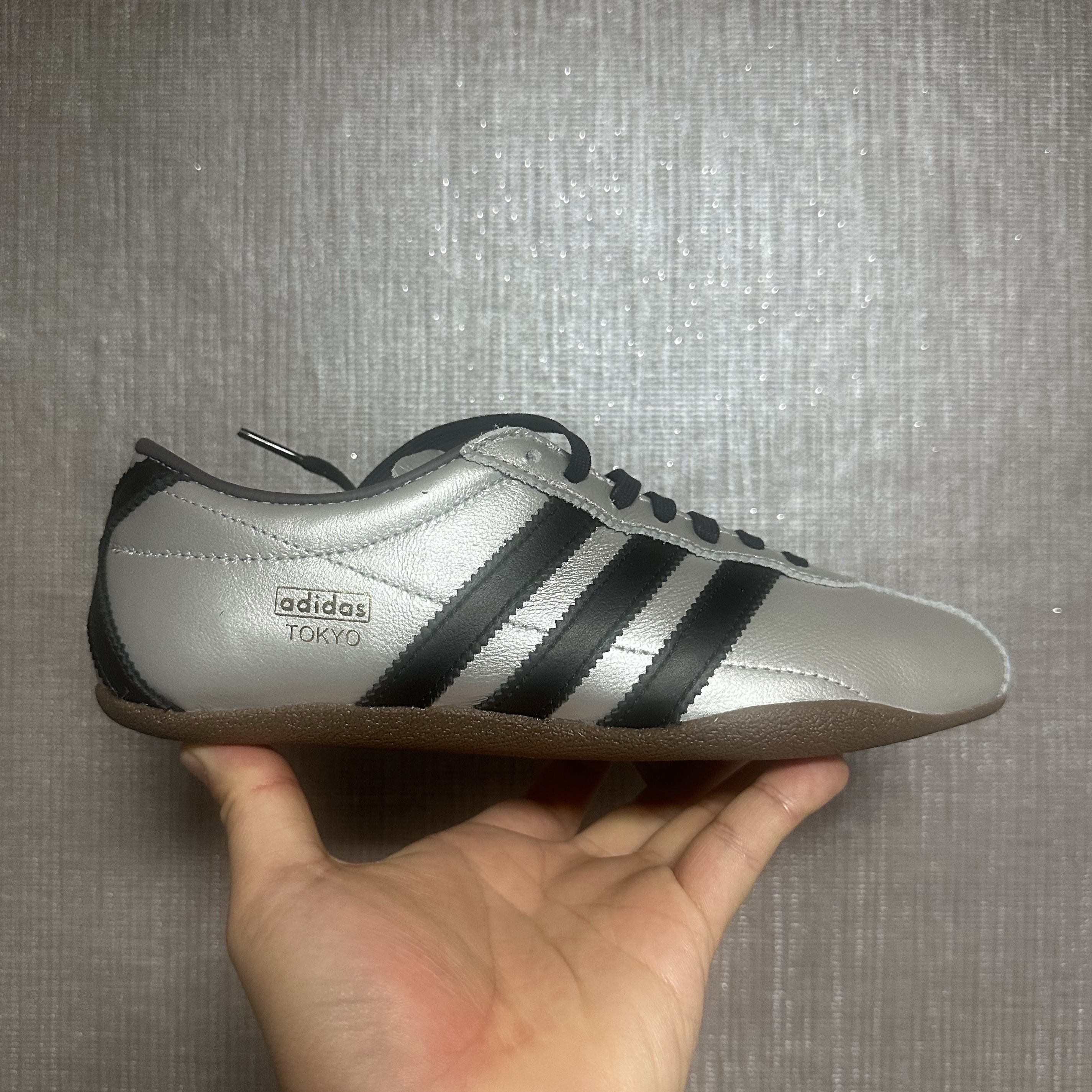 (W) Adidas Tokyo Silver Metallic Core Black 착용 스타일