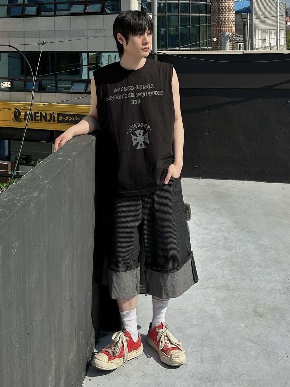 PHOS333 Uncaged Slogan Sleeveless Black, PHOS333 Uncaged Slogan Sleeveless White 착용 스타일 - 3