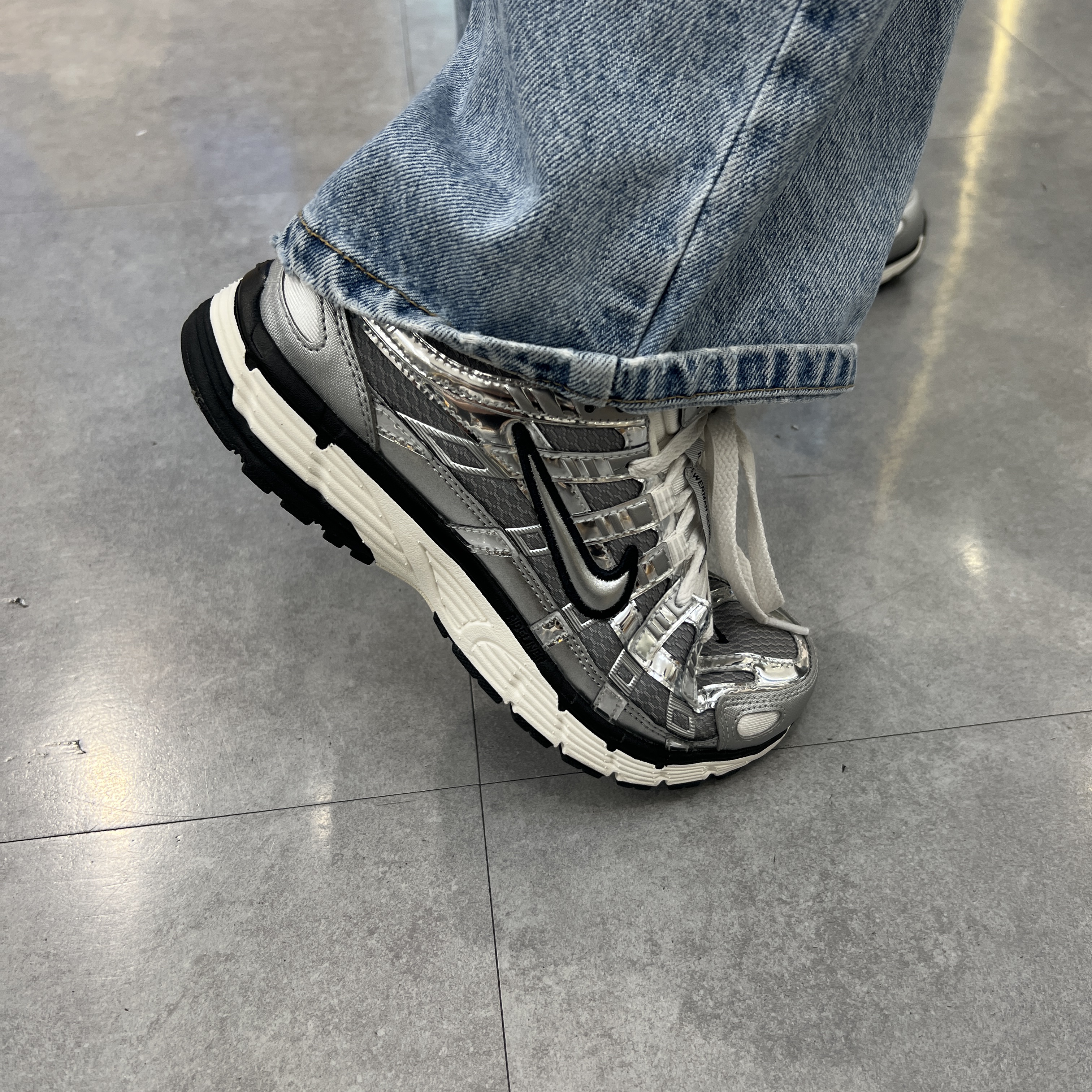 Nike P-6000 Metallic Silver 착용 스타일 - 3