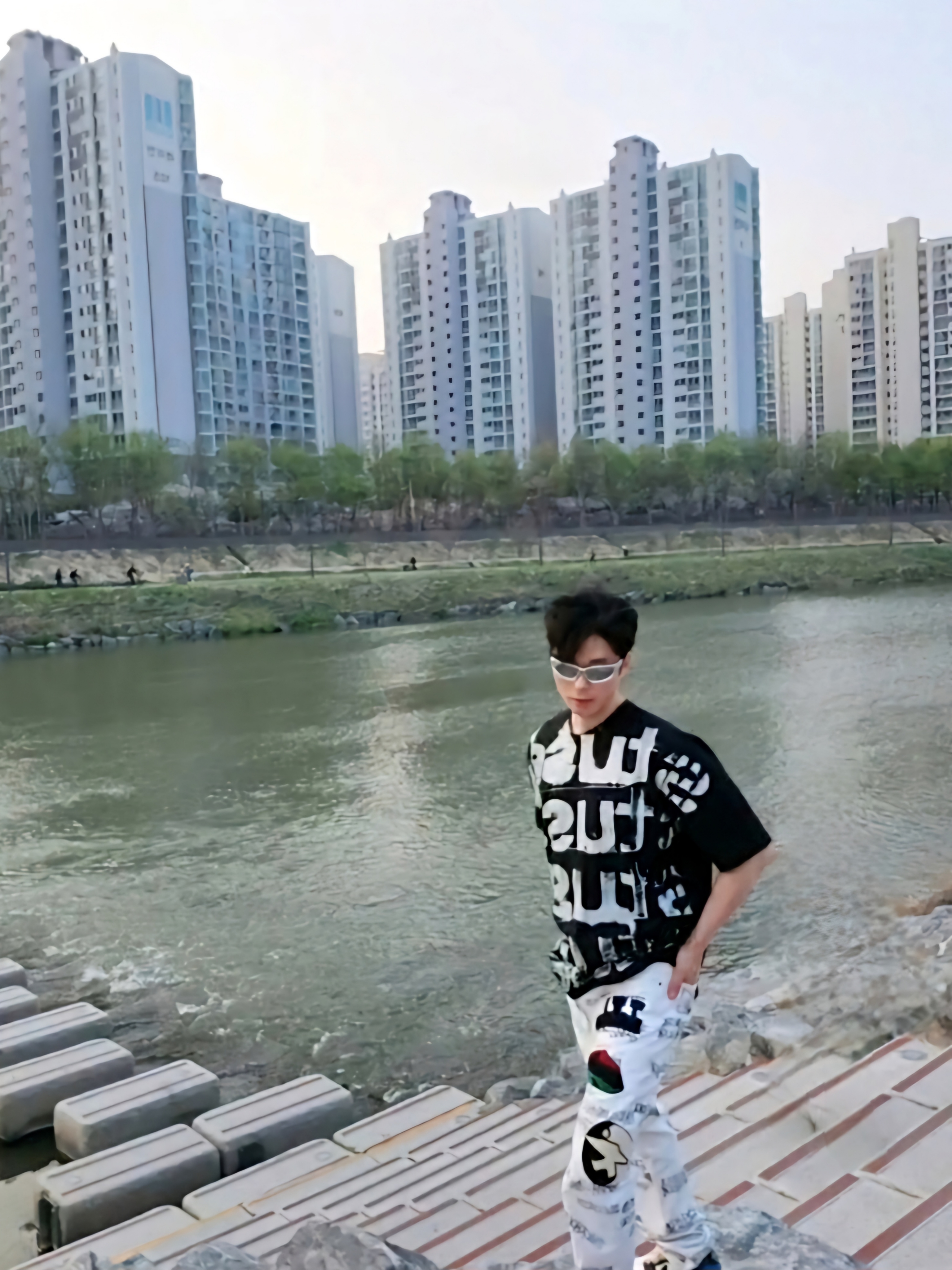 Stussy Stamp T-shirt Black, Balenciaga Swift Oval Sunglasses Silver 착용 스타일 - 1
