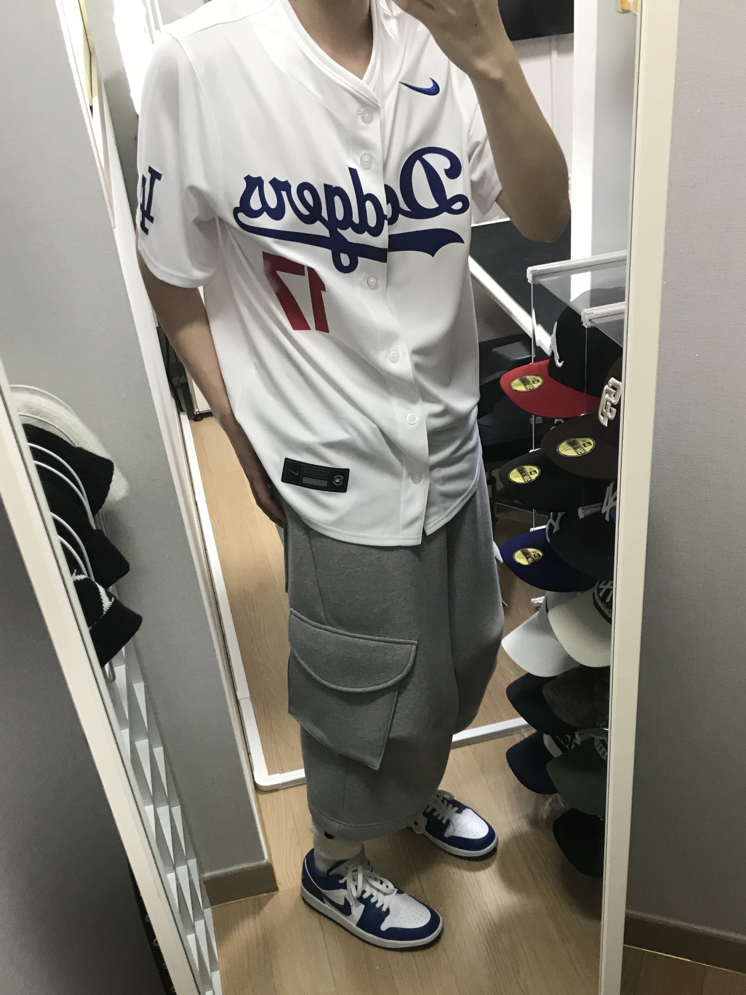 Nike MLB Los Angeles Dodgers Shohei Ohtani Home Limited Jersey White, (W) Jordan 1 Low White Dark Marina Blue 착용 스타일 - 2
