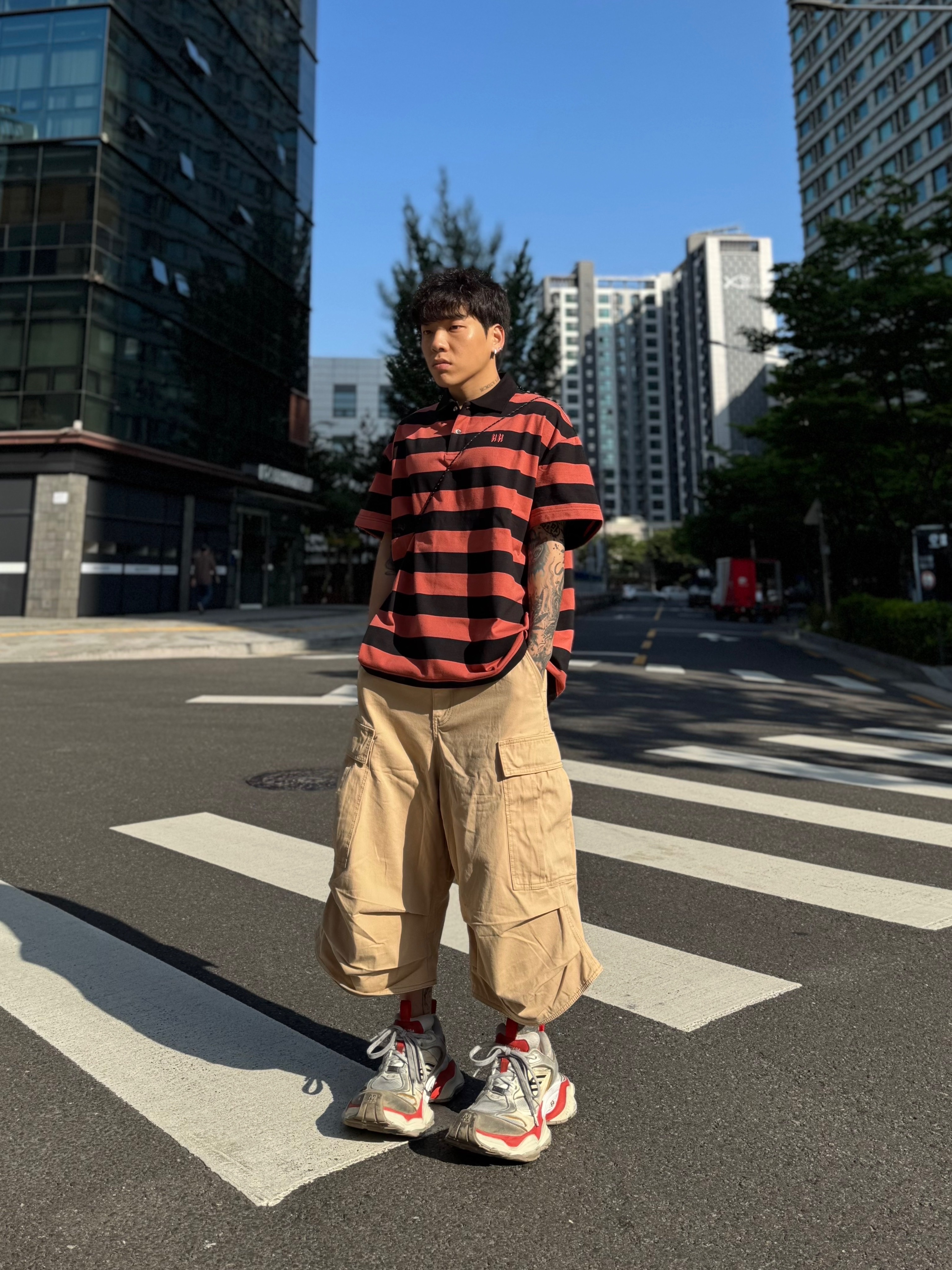 Balenciaga Cargo Sneakers Beige Grey Red 착용 스타일 - 5