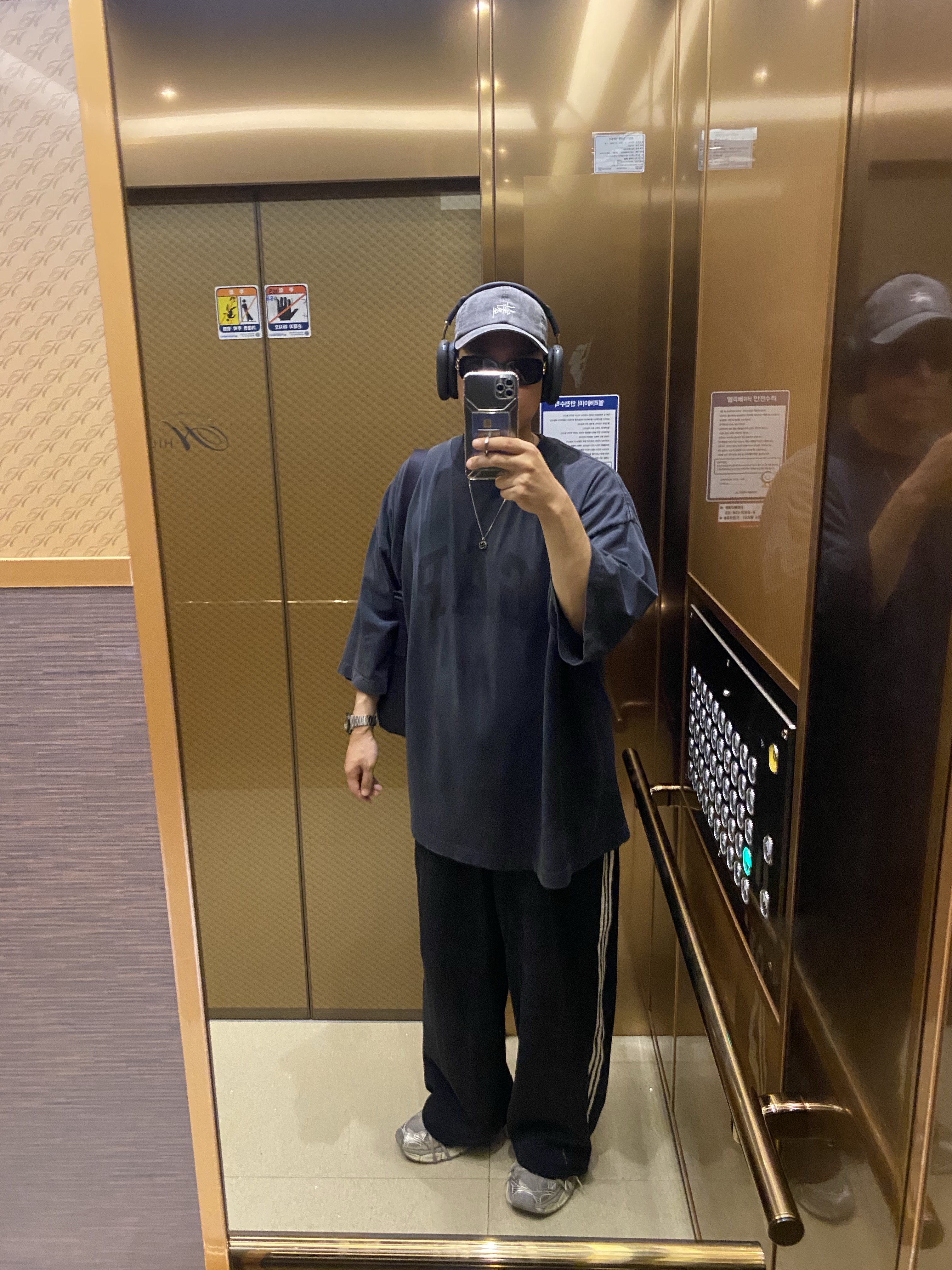 Apple AirPods Max USB C Midnight (Korean Ver.), Stussy Washed Basic Low Pro Cap Charcoal 착용 스타일 - 1