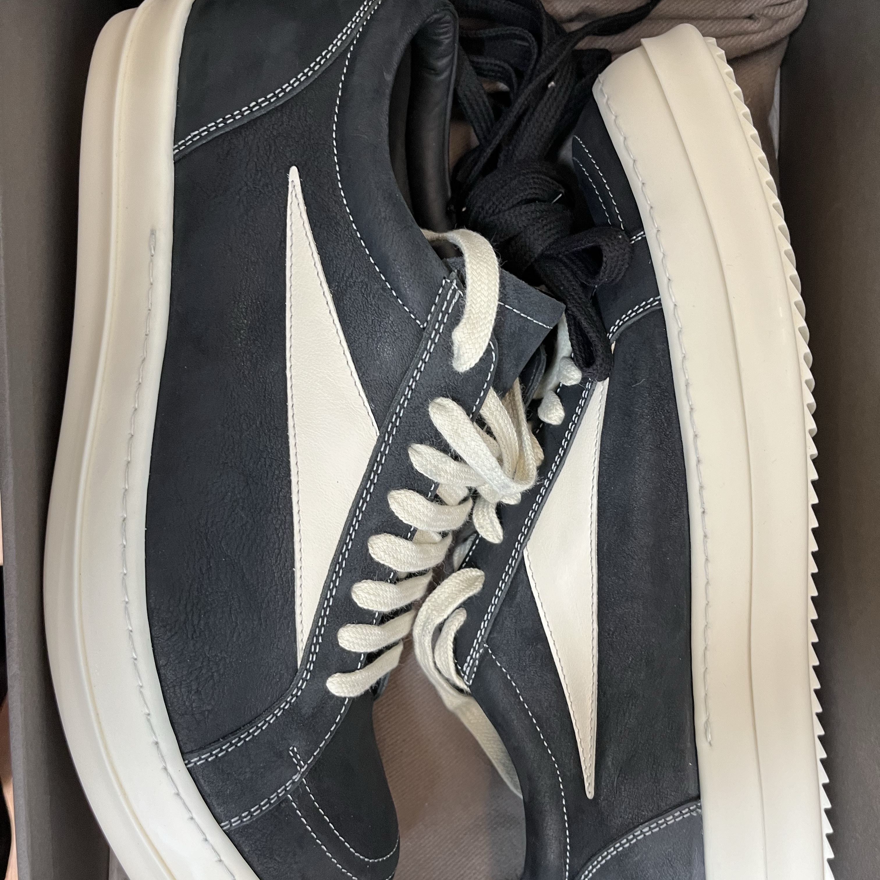 Rick Owens Luxor Vintage Sneakers Black Milk 착용 스타일