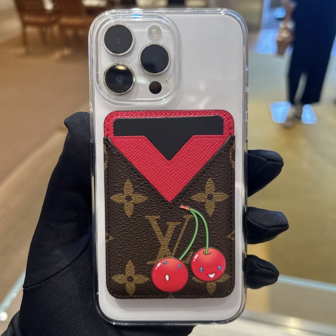 Louis Vuitton x Murakami Takashi Porte Cartes Magnet Monogram 착용 스타일