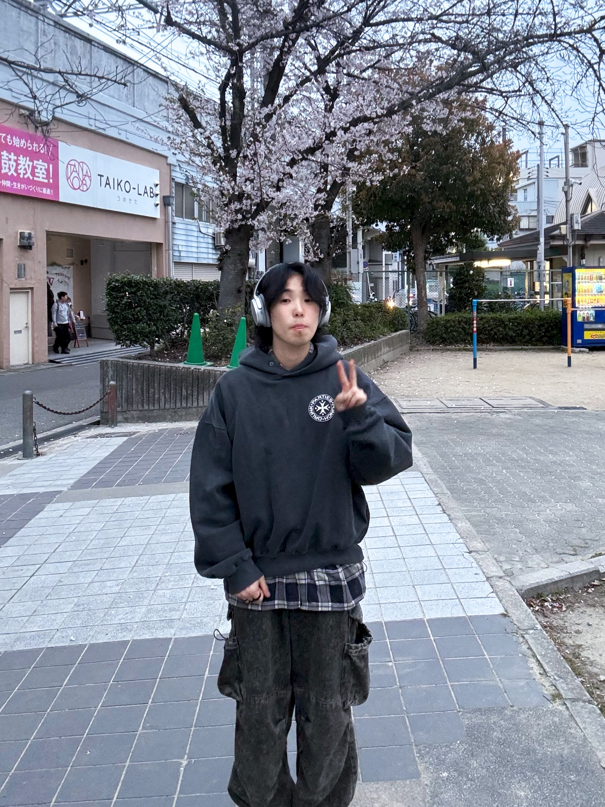 Punch Drunk Parties Circle Logo Garment Dyed Hoodie Charcoal, BOSE QC35 II Silver (Korean Ver.) 착용 스타일 - 2