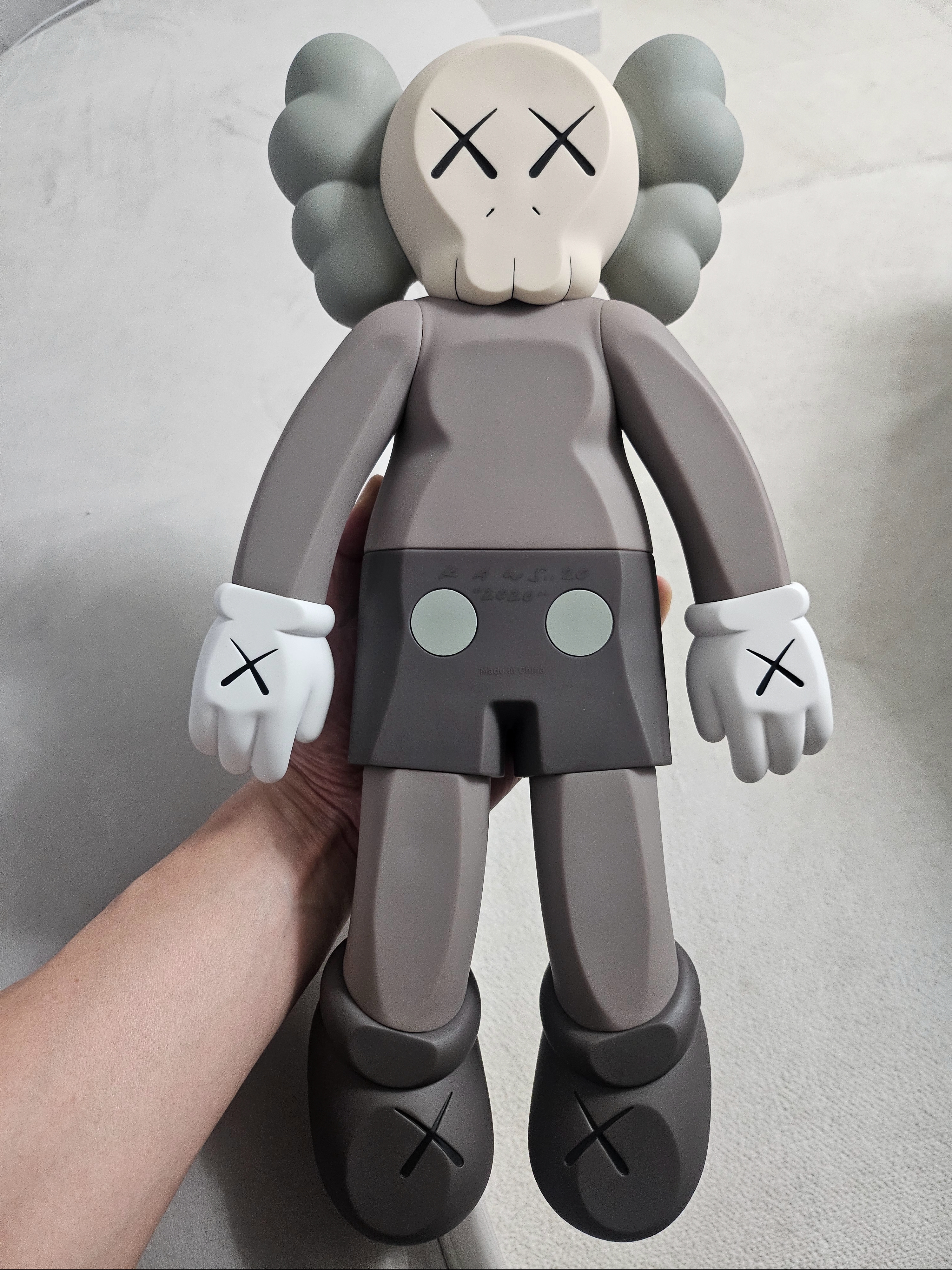 Kaws Companion 2020 Figure Grey, Kaws Companion 2020 Figure Brown 착용 스타일 - 2