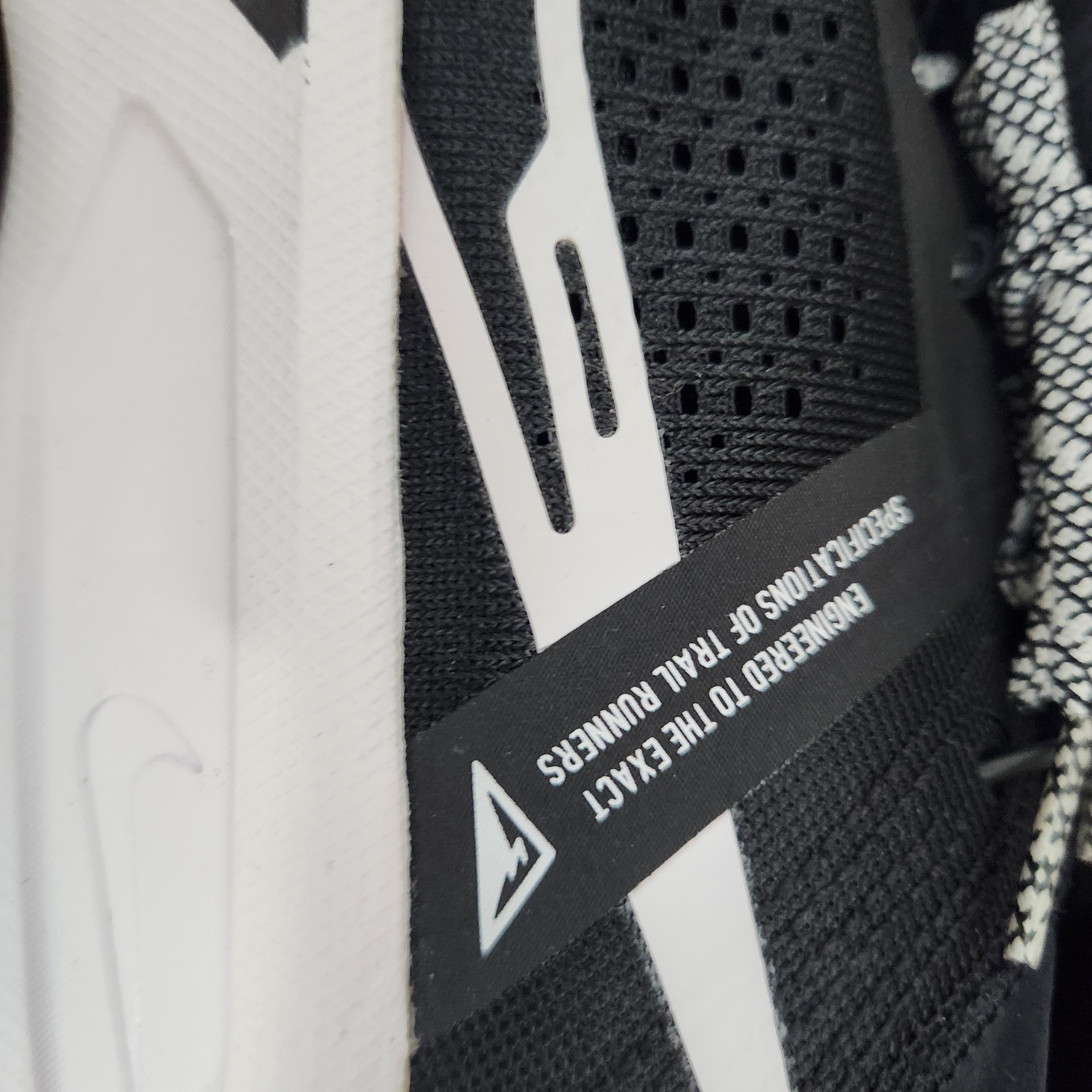Nike ZoomX Zegama Trail Deep Black White 착용 스타일 - 4