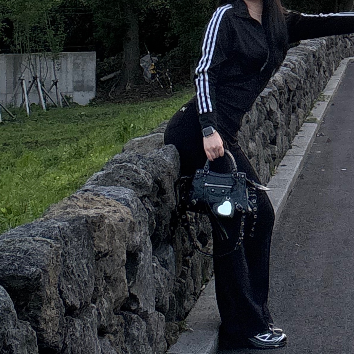 Balenciaga Neo Cagole XS Handbag Black 착용 스타일