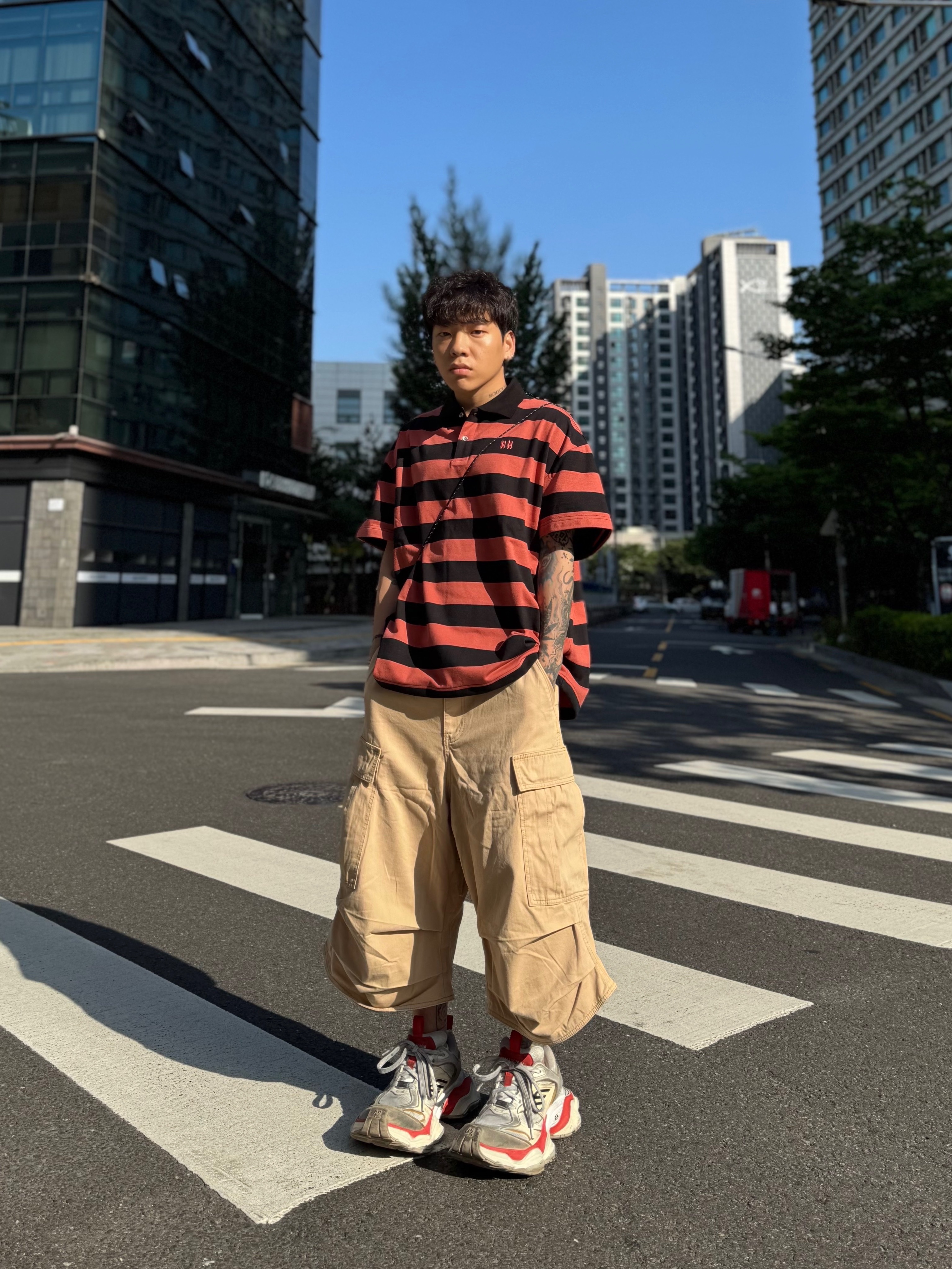 Balenciaga Cargo Sneakers Beige Grey Red 착용 스타일 - 2