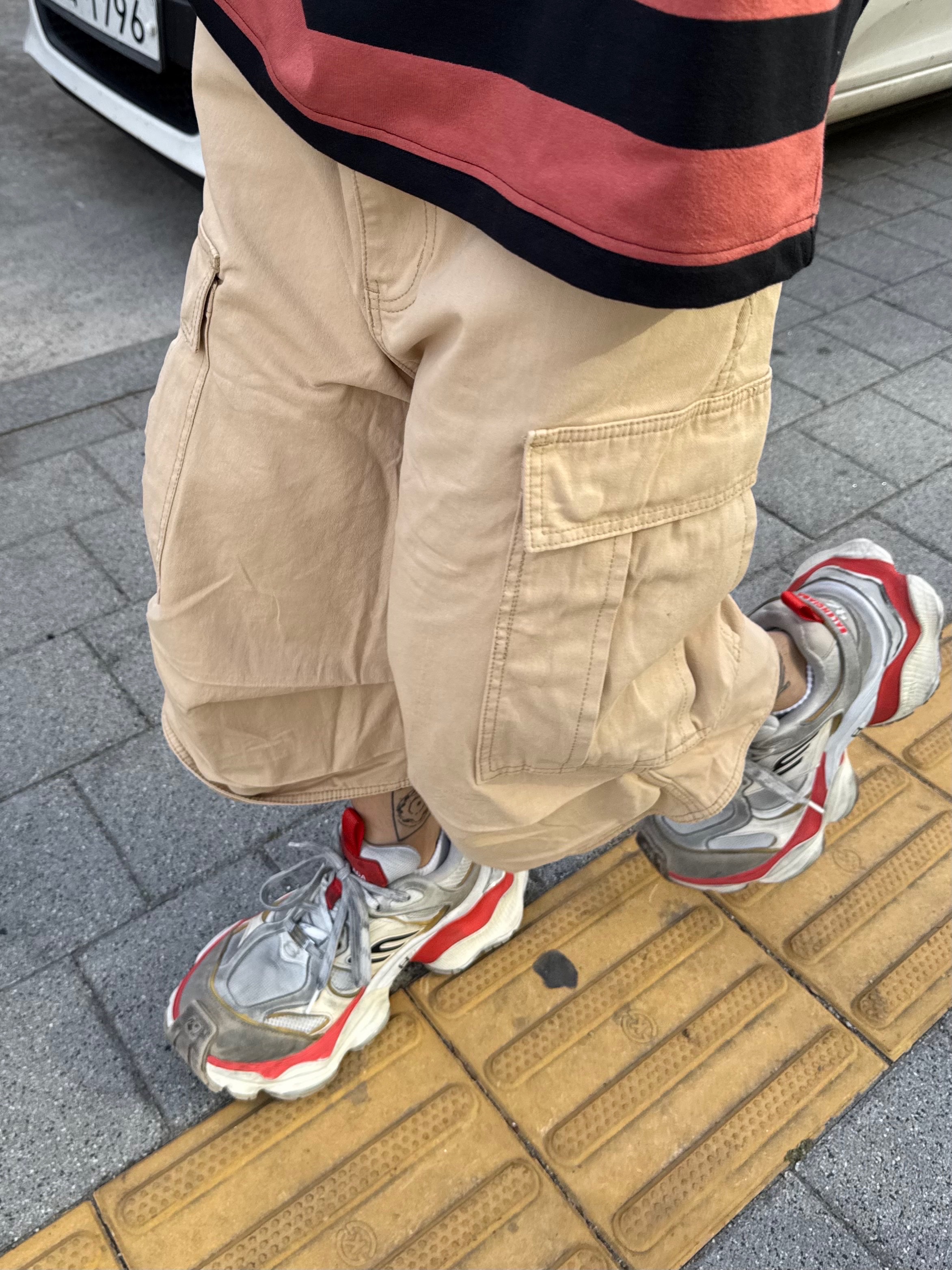 Balenciaga Cargo Sneakers Beige Grey Red 착용 스타일 - 10