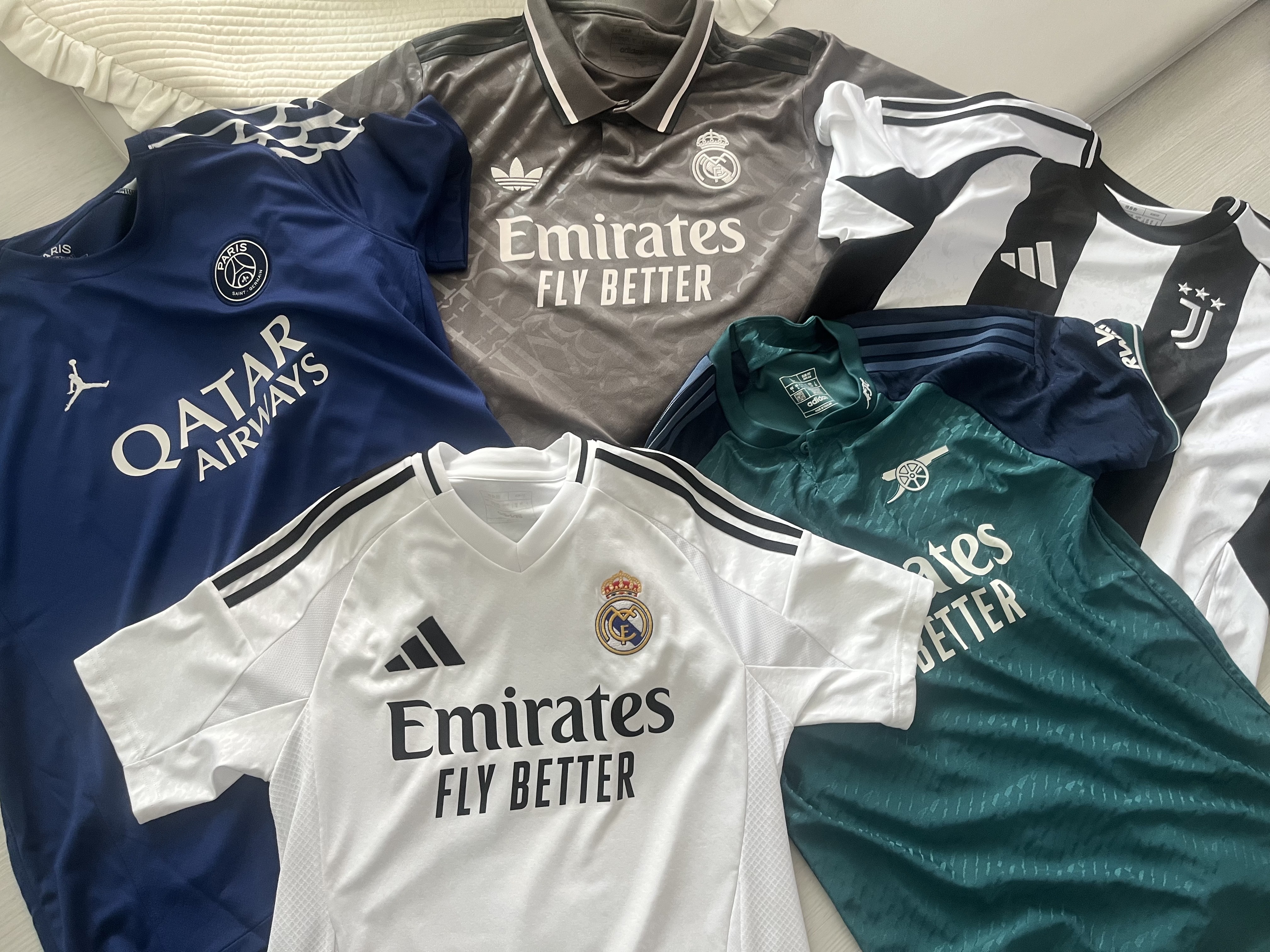 Jordan x Paris Saint-Germain 2024/25 Stadium 4th Dri-Fit Replica Jersey Blue Void Phantom (Non Marking Ver.), Adidas Real Madrid 2024/25 Home Jersey White - KR Sizing (Non Marking Ver.) 착용 스타일