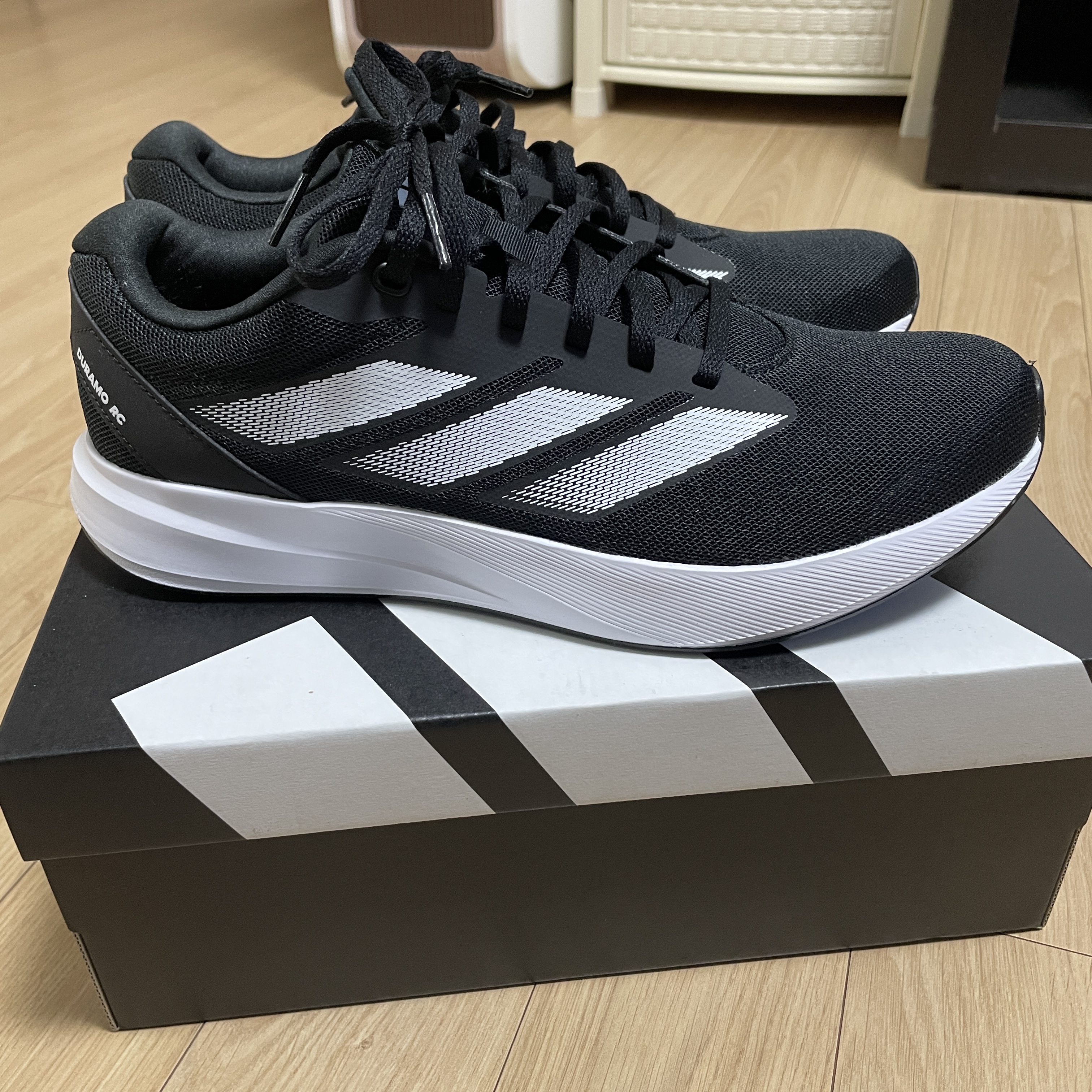 Adidas Duramo RC Core Black Cloud White 착용 스타일 - 3