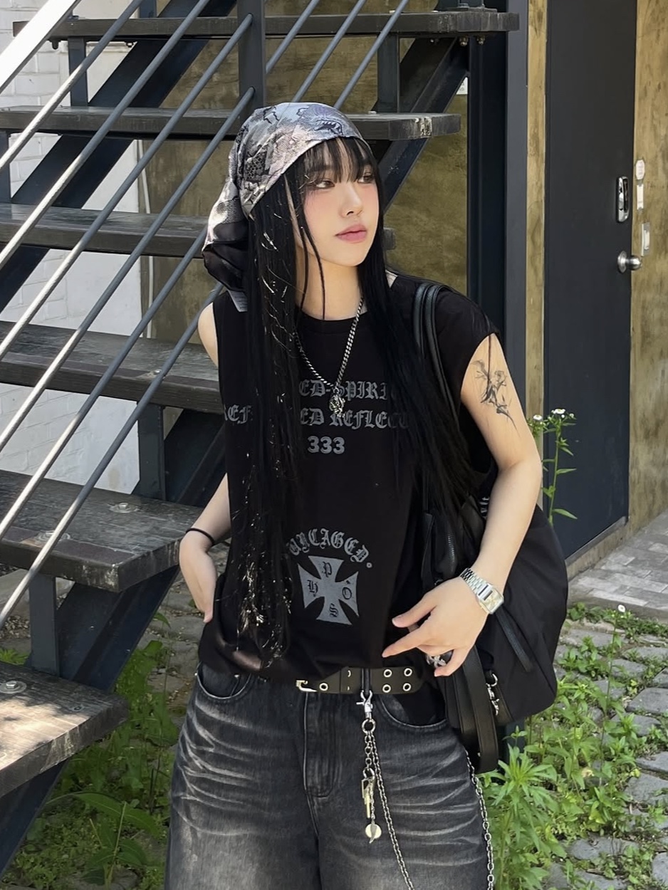 PHOS333 Uncaged Slogan Sleeveless Black, PHOS333 Uncaged Slogan Sleeveless White 착용 스타일 - 1