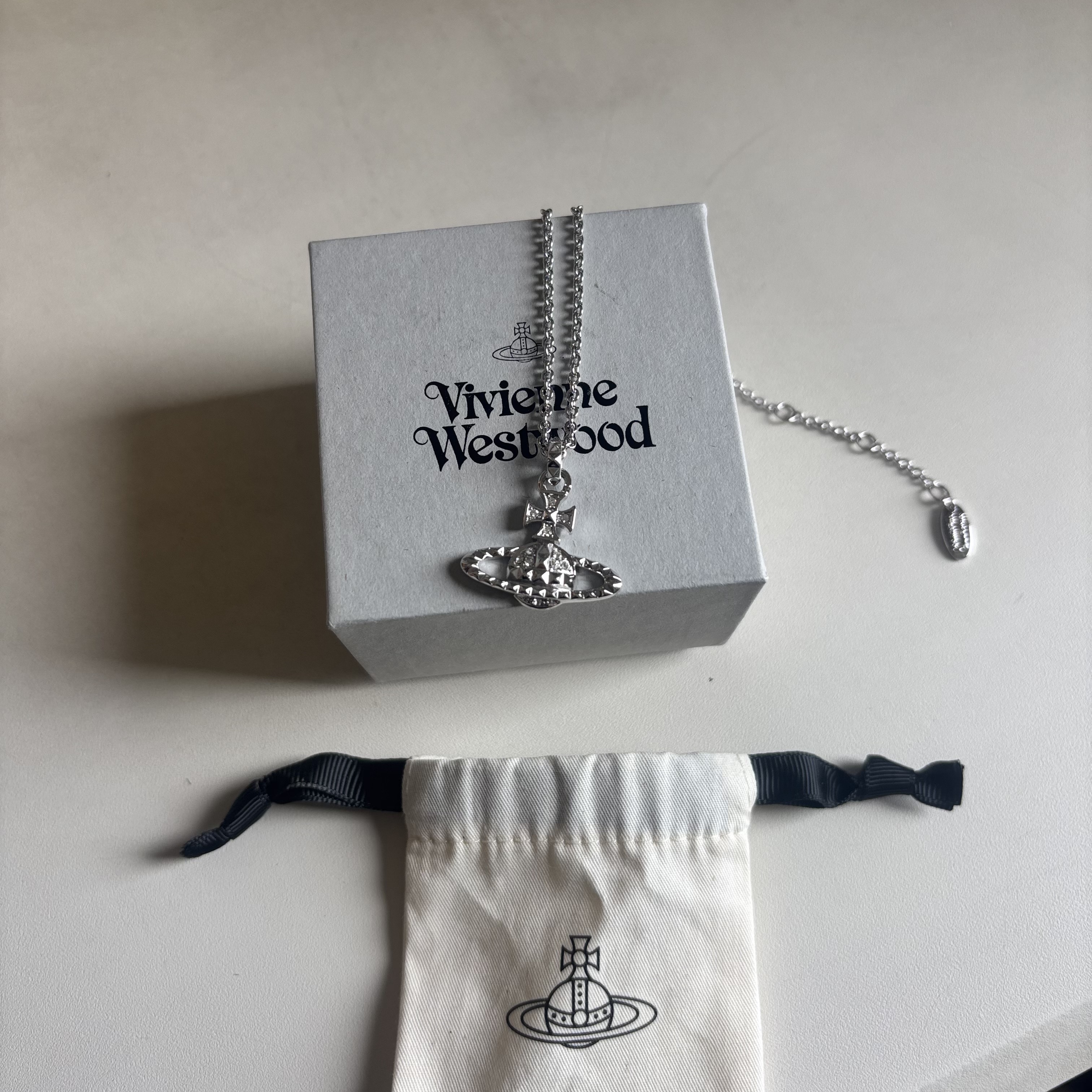Vivienne Westwood Mayfair Bas Relief Pendant Silver 착용 스타일