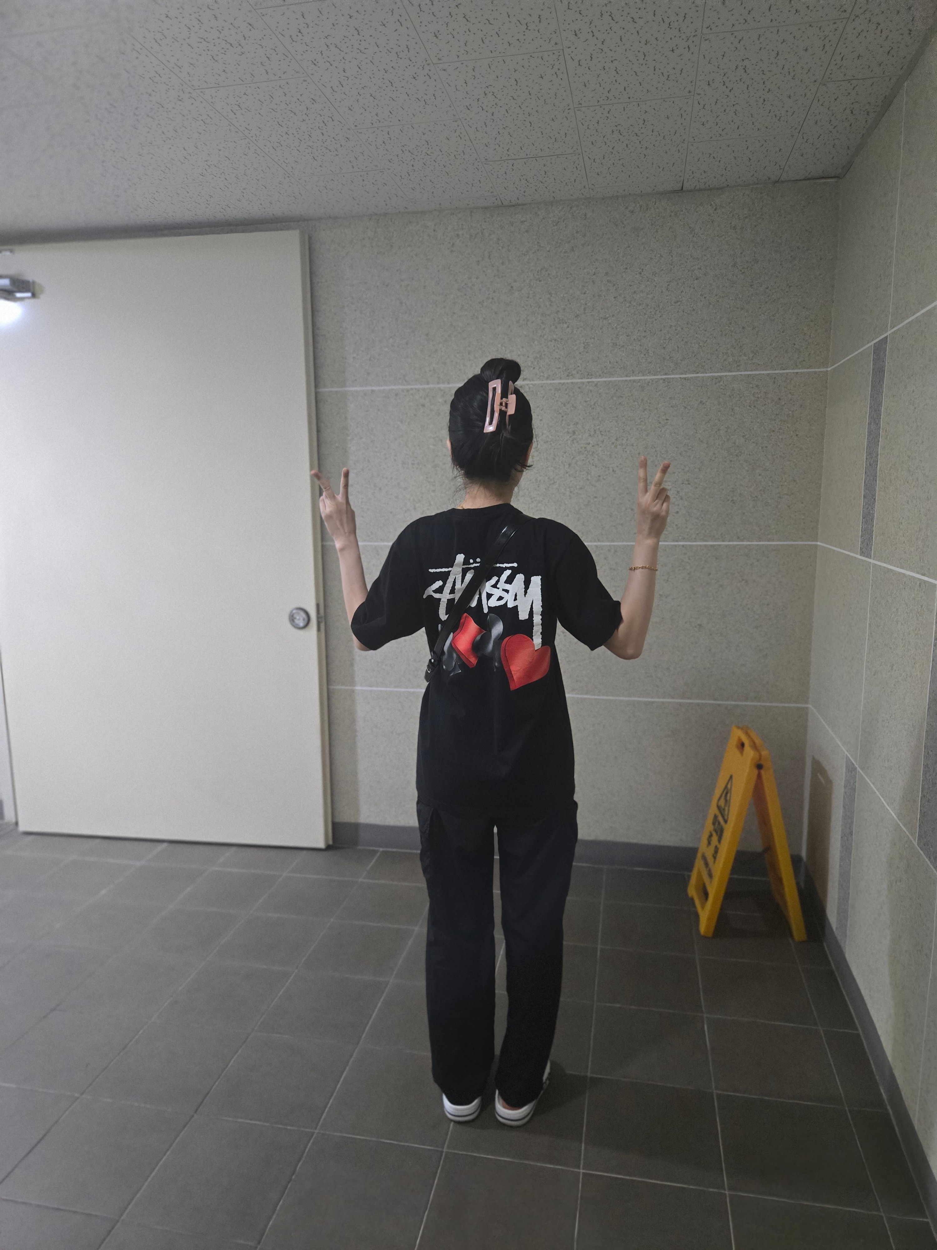 Stussy Suits T-Shirt Black, Crocs Bayaband Clog White Navy 착용 스타일