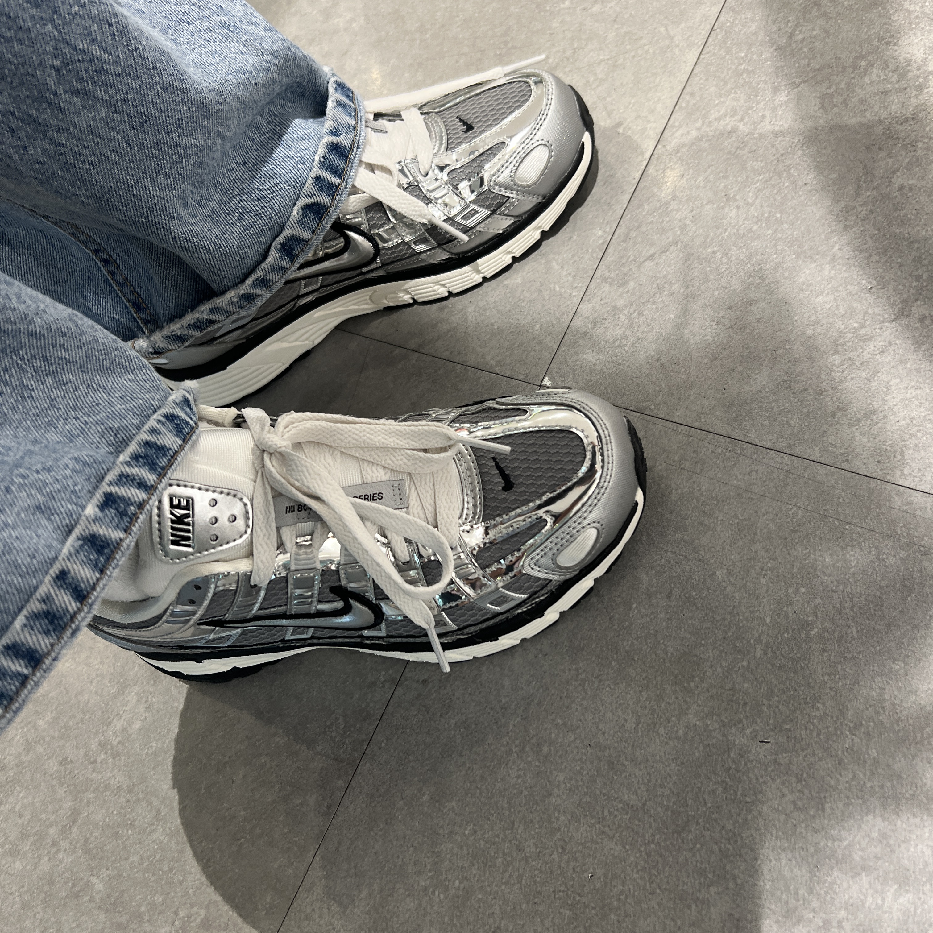Nike P-6000 Metallic Silver 착용 스타일 - 5