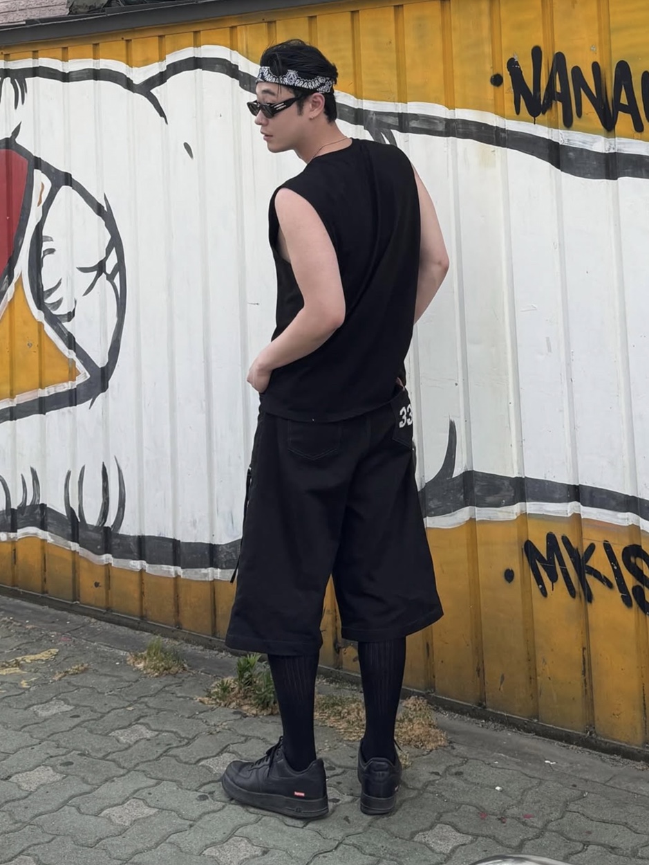 PHOS333 Uncaged Slogan Sleeveless Black, PHOS333 Sheriff Bermuda Shorts Black 착용 스타일 - 2