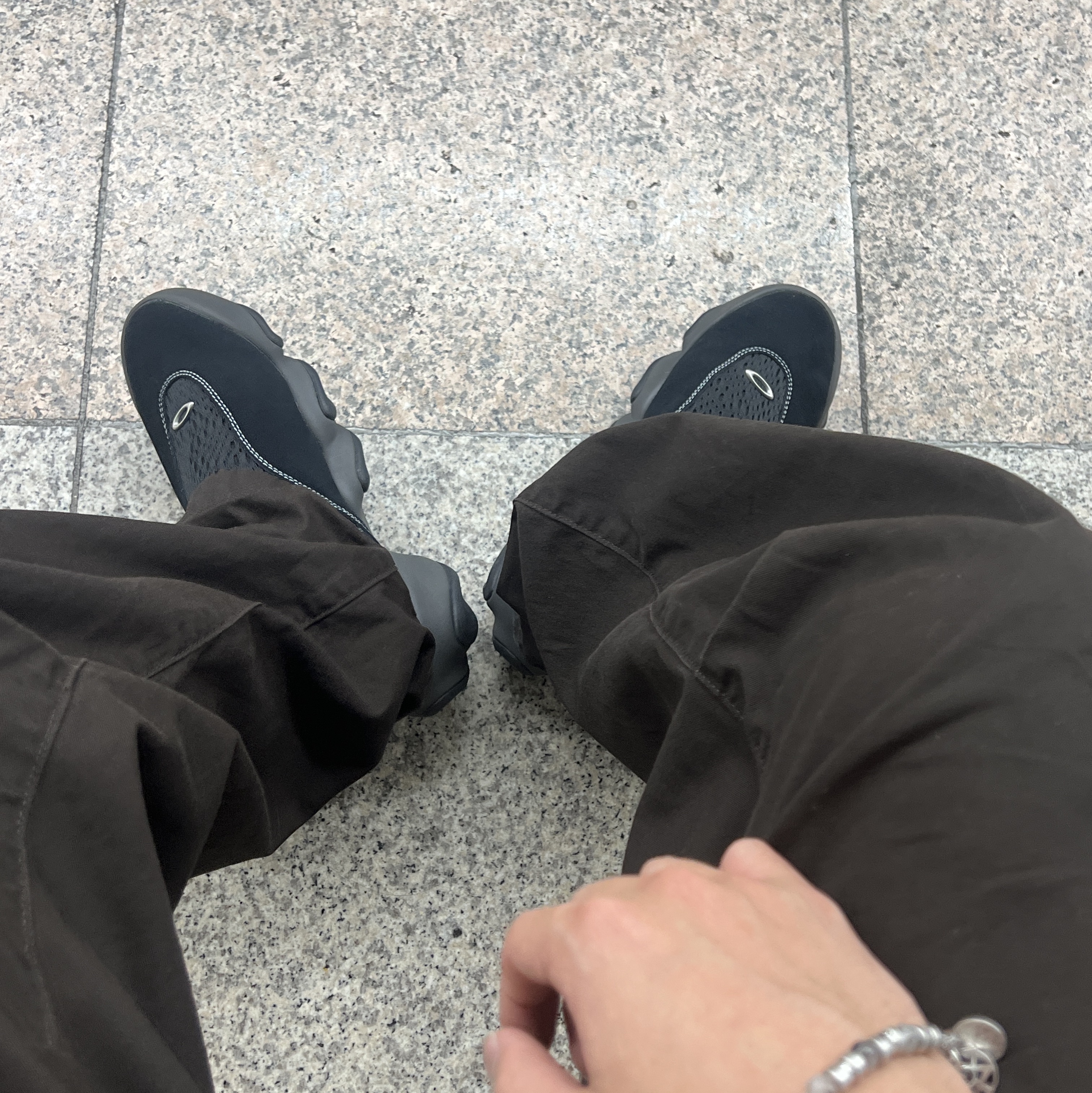 Oakley Factory Team x Brain Dead Suede Flesh Caviar Mesh Black, Haleine Gemstone Mix Bracelet Dalmatian (WA122) 착용 스타일 - 2