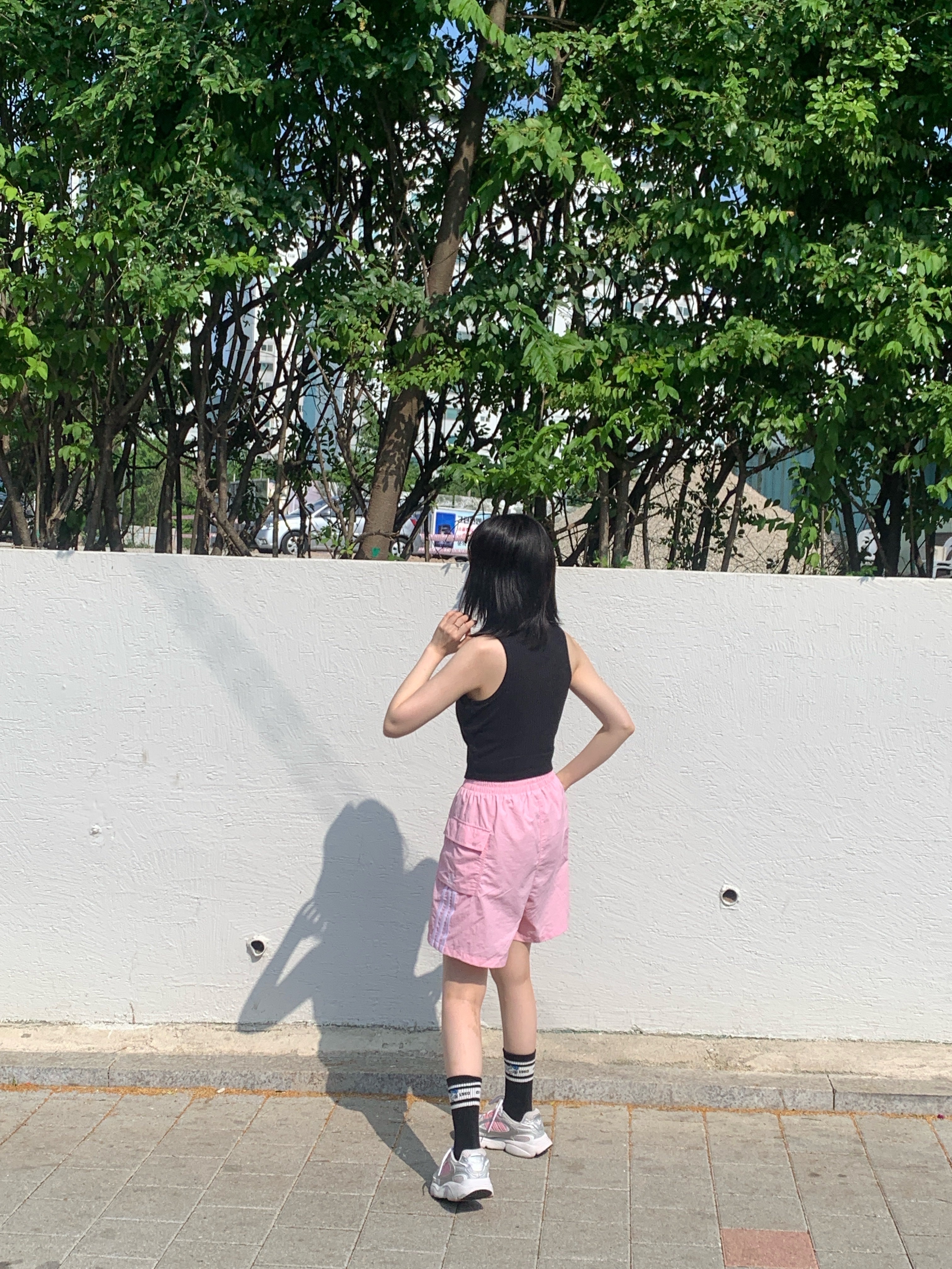 (W) Adidas Adicolor Cargo Shorts True Pink - KR Sizing, Adidas Ozmillen Core Black Grey Two 착용 스타일 - 2