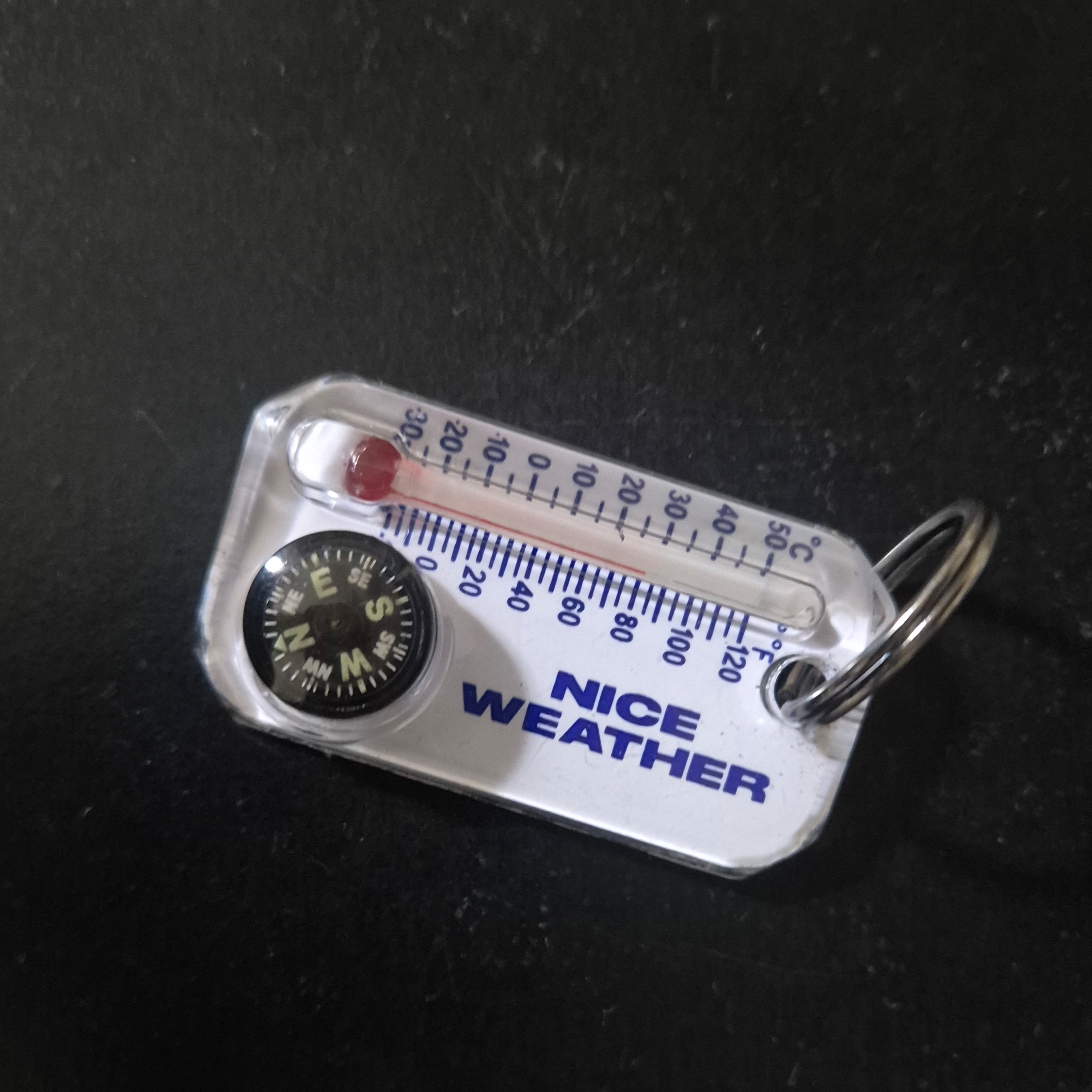 Nice Weather Thermometer Keyring White 착용 스타일