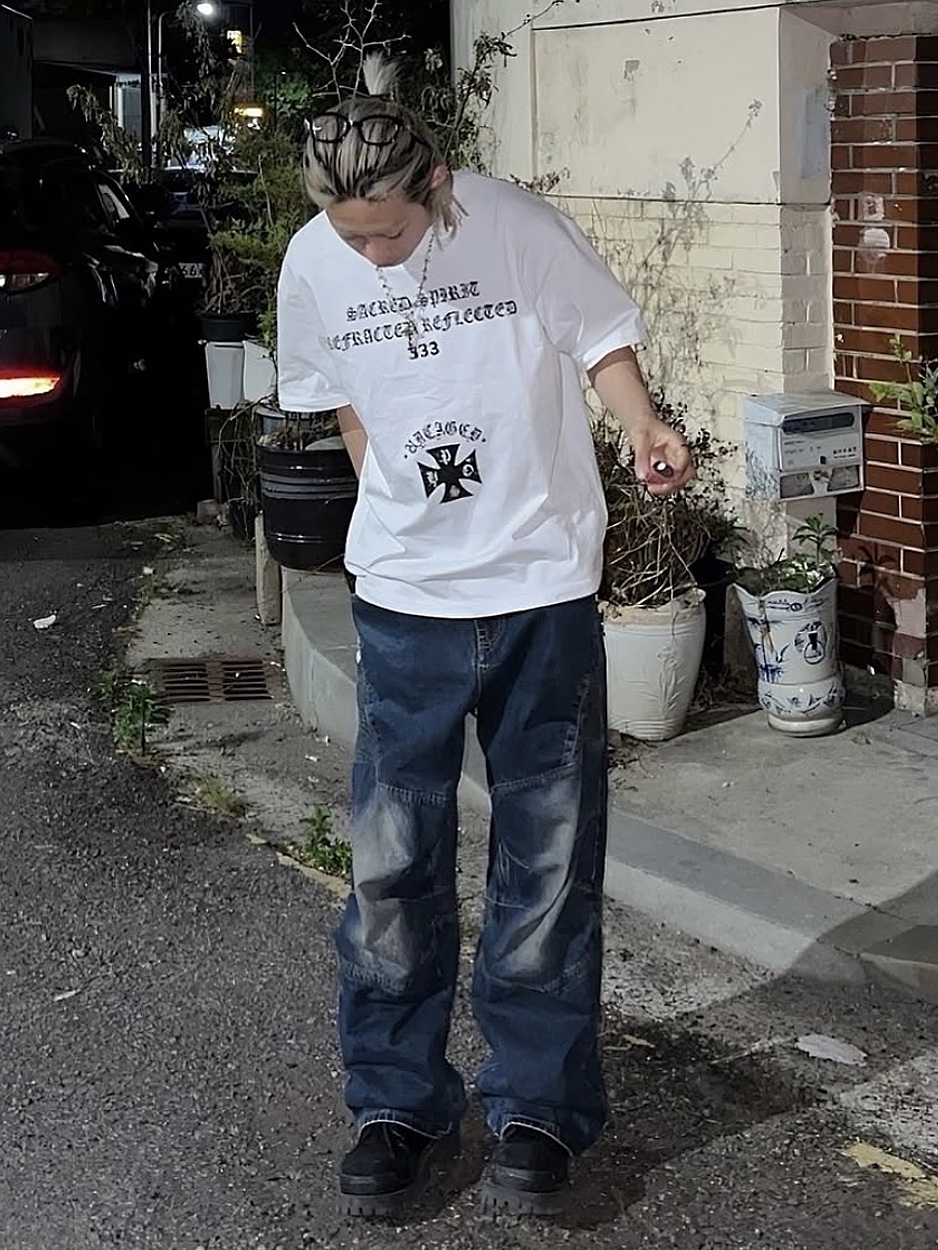 PHOS333 Uncaged Slogan T-Shirt White, PHOS333 Uncaged Slogan T-Shirt Black 착용 스타일 - 1