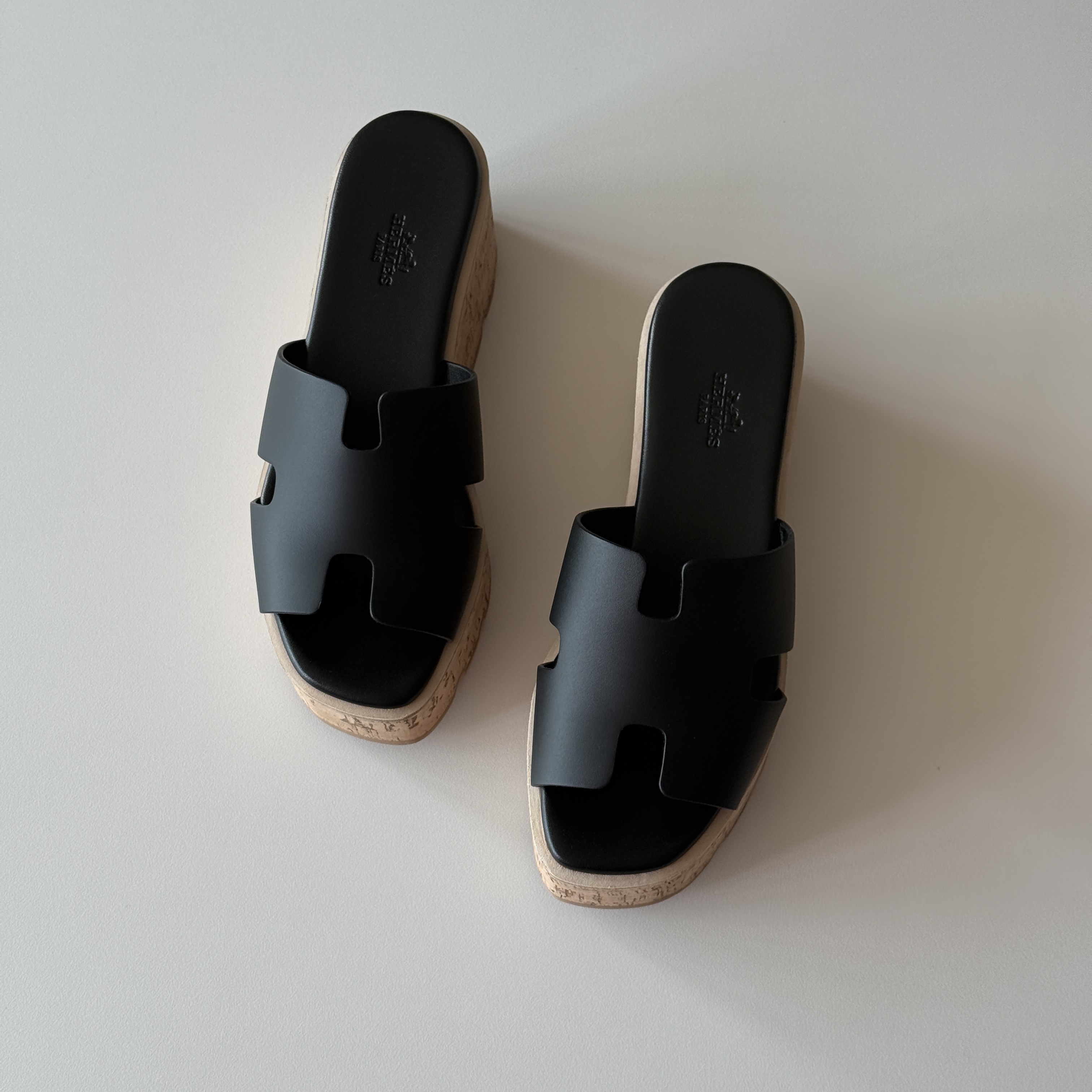 (W) Hermes Eze 30 Sandal Calfskin & Noir 착용 스타일 - 1