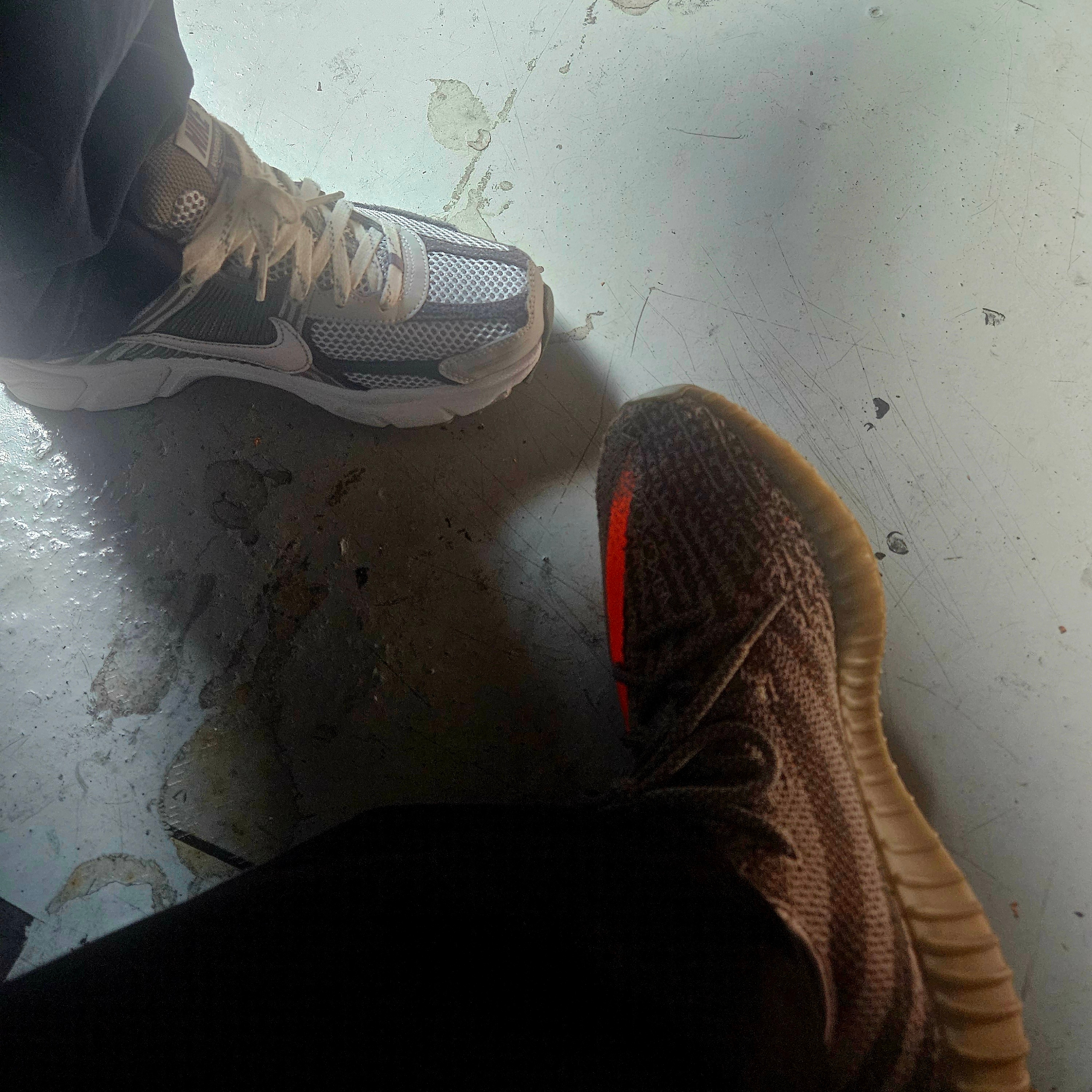 (W) Nike Zoom Vomero 5 Cobblestone and Flat Pewter, Adidas Yeezy Boost 350 V2 Beluga 착용 스타일