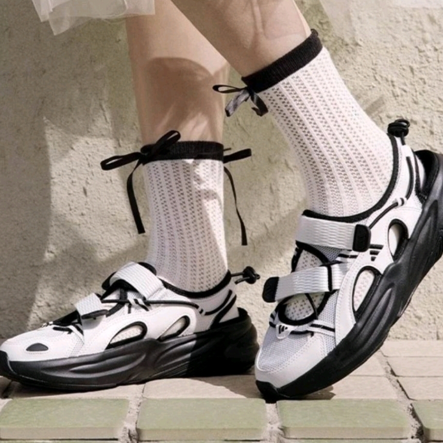 (W) Adidas Ozwave Sandal Core White Core Black 착용 스타일 - 2