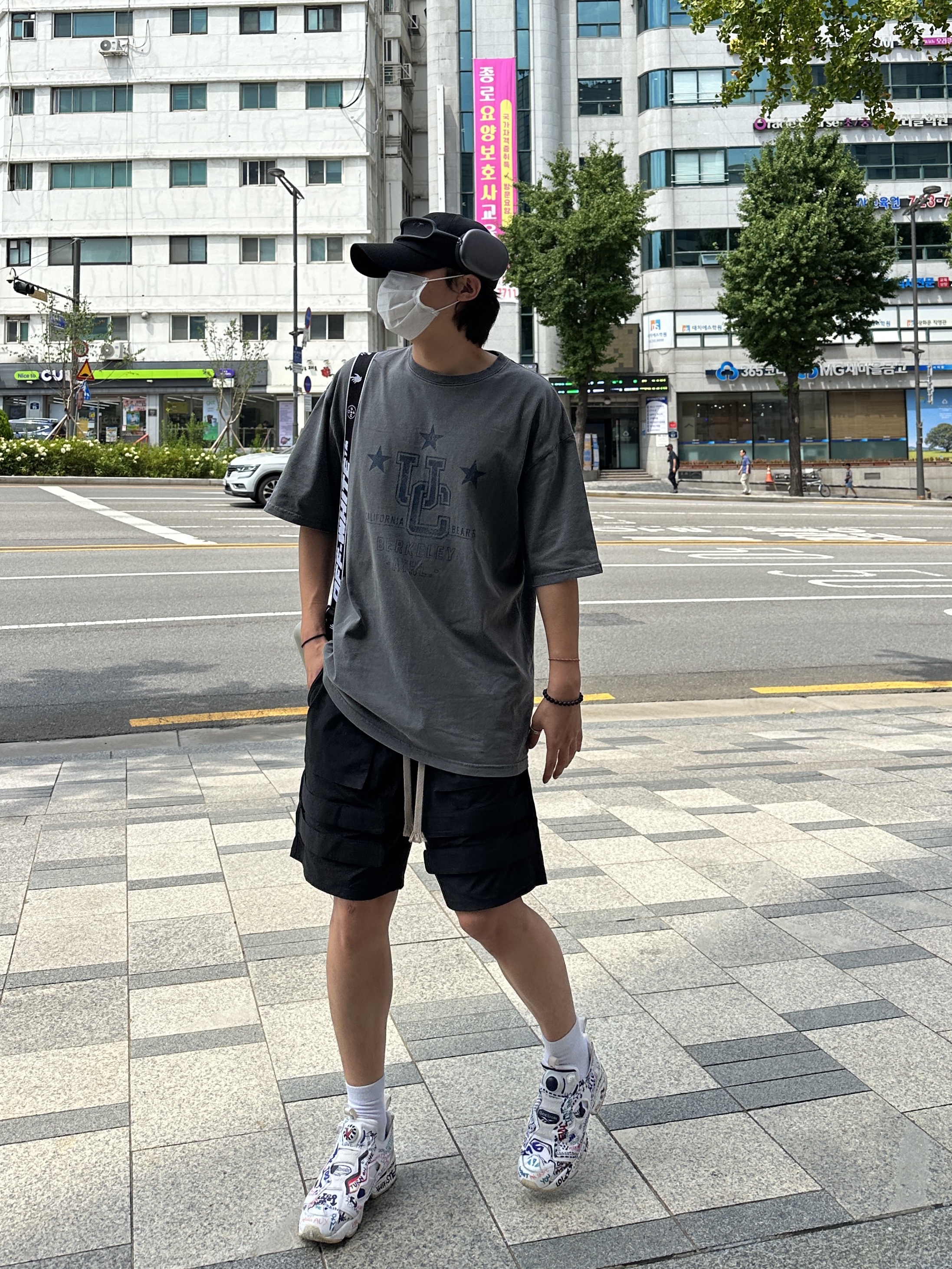 Apple AirPods Max Lightning Space Gray (Korean Ver.), Off-White x Amore Pacific Protection Box (Without Cosmetics) 착용 스타일