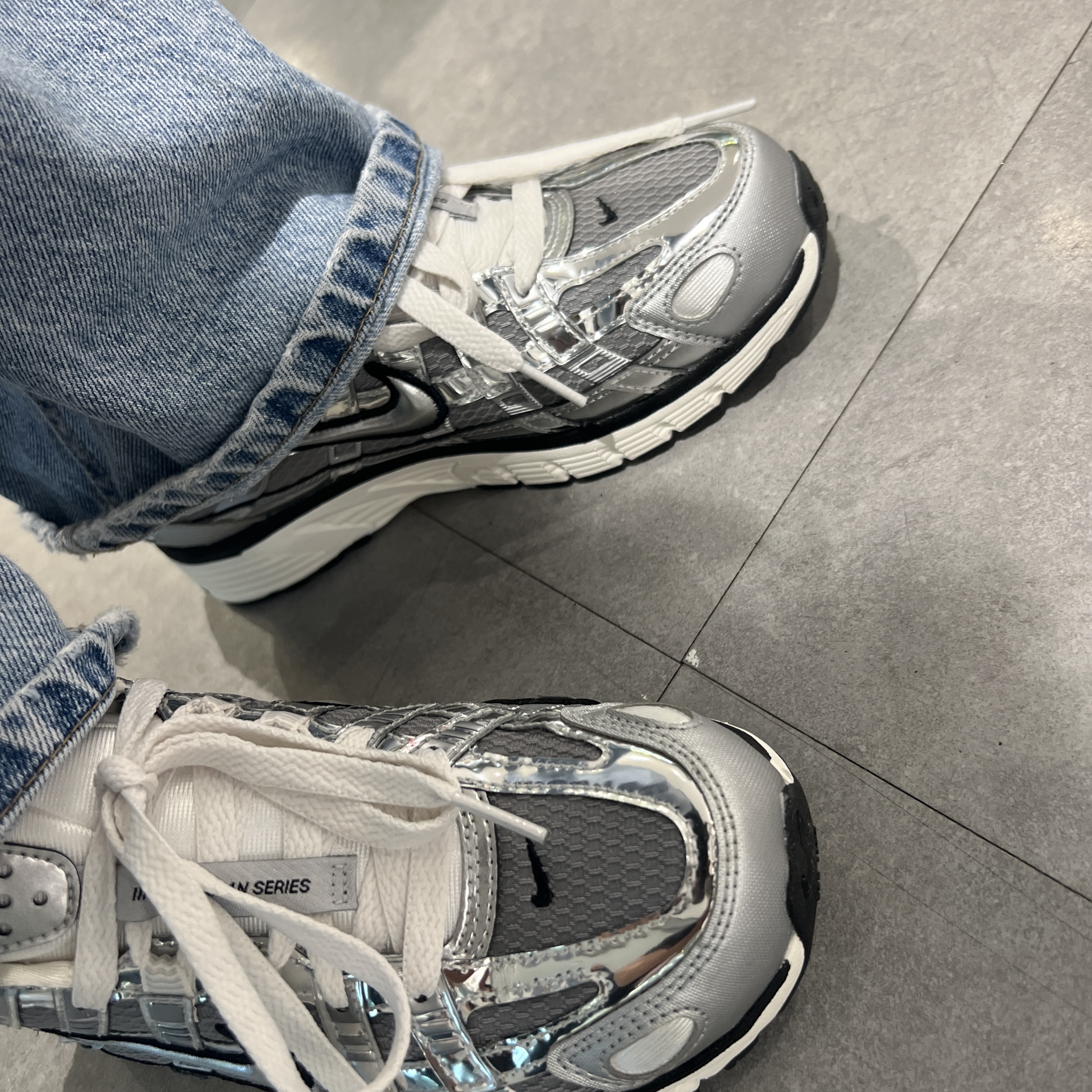 Nike P-6000 Metallic Silver 착용 스타일 - 4