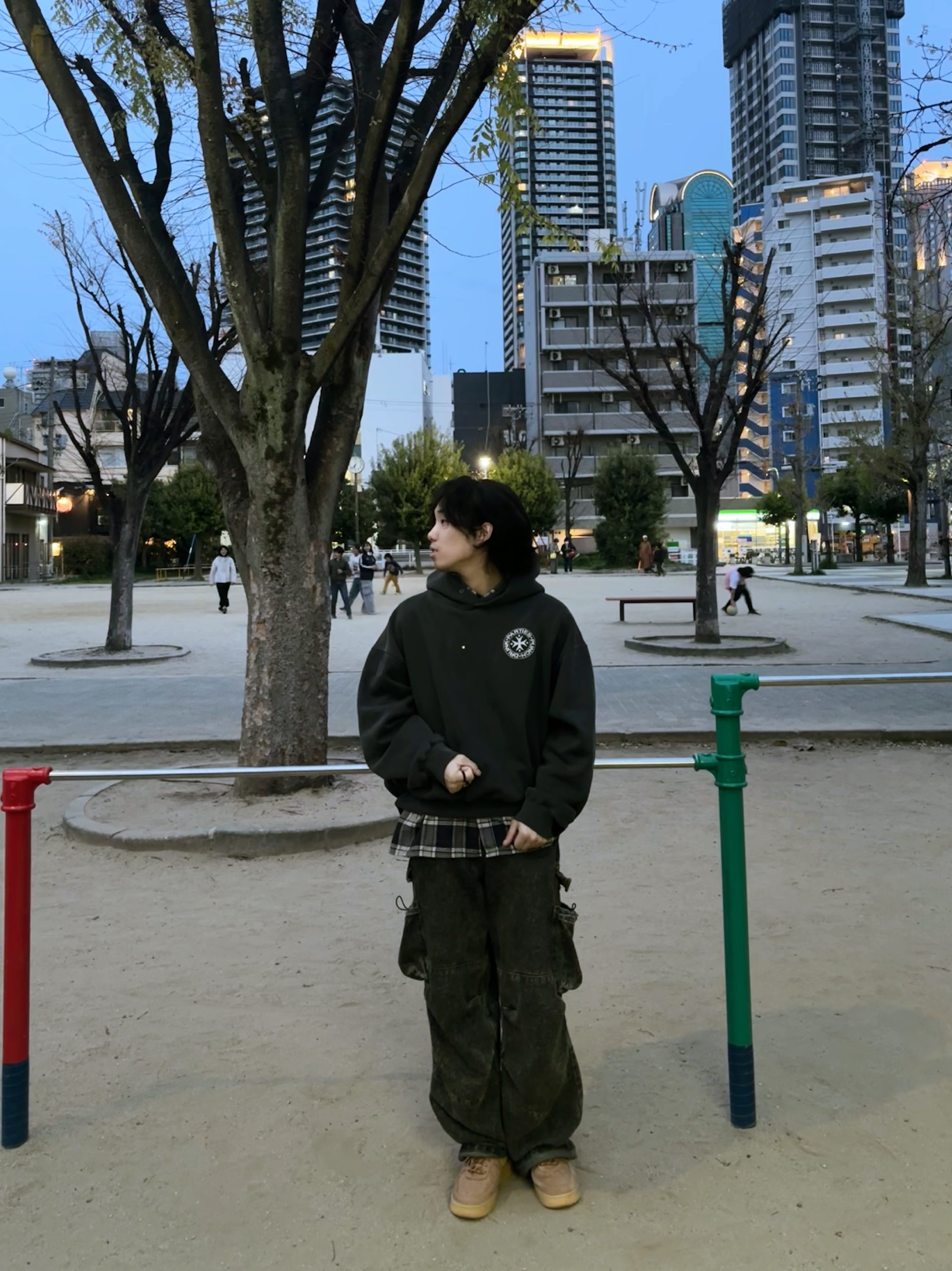 Punch Drunk Parties Circle Logo Garment Dyed Hoodie Charcoal, BOSE QC35 II Silver (Korean Ver.) 착용 스타일 - 5