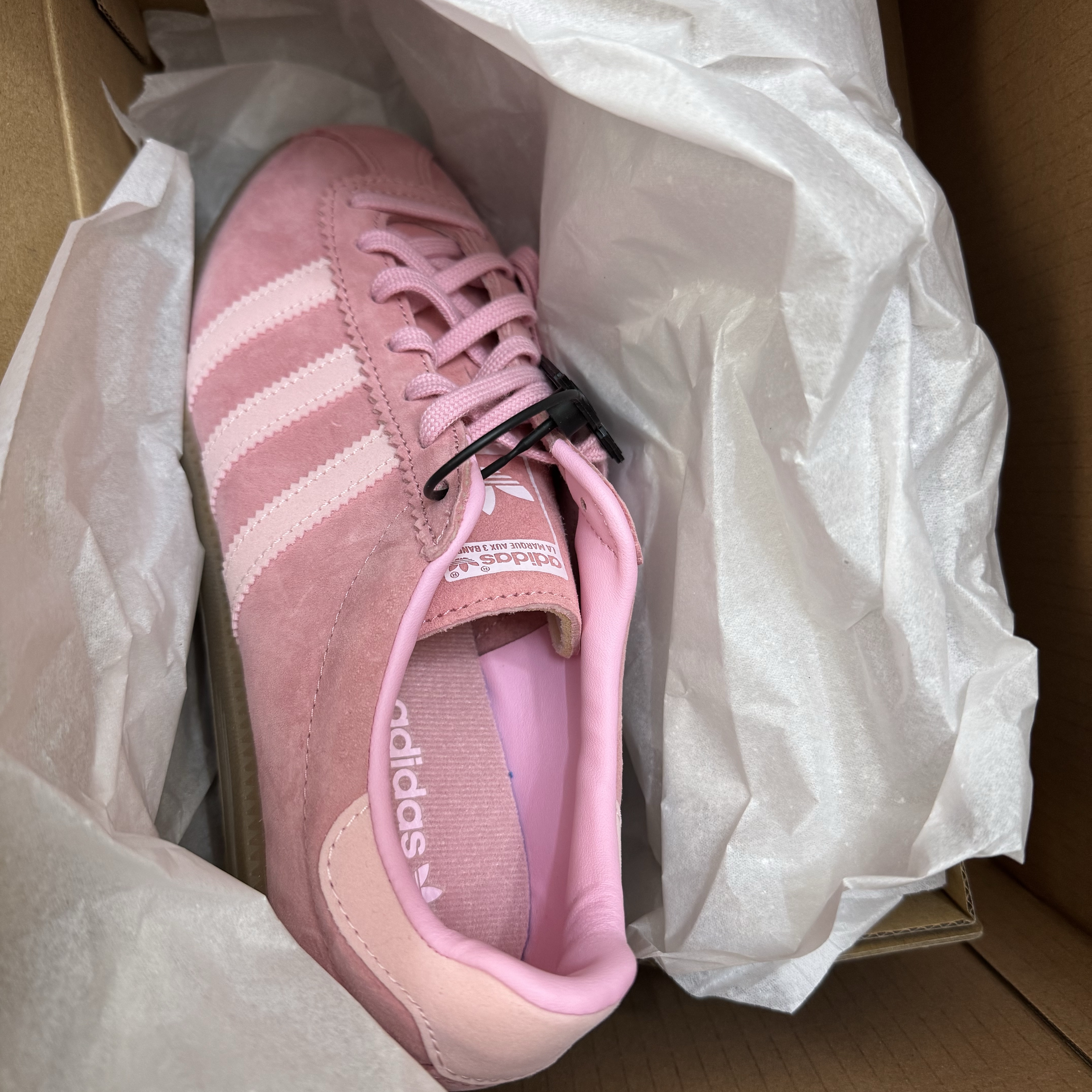 Adidas Bermuda Glow Pink 착용 스타일