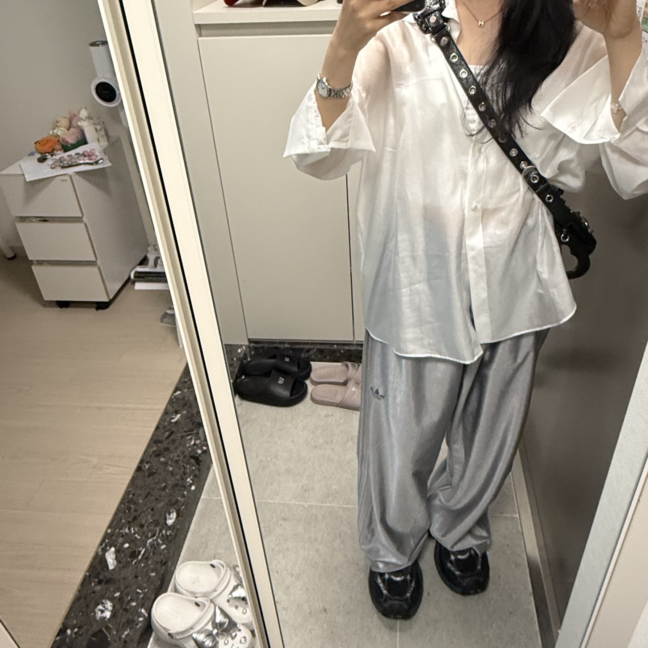 Adidas Oversized Firebird Track Pants Light Onix - KR Sizing, Balenciaga 6XL Sneakers Black Gray 착용 스타일