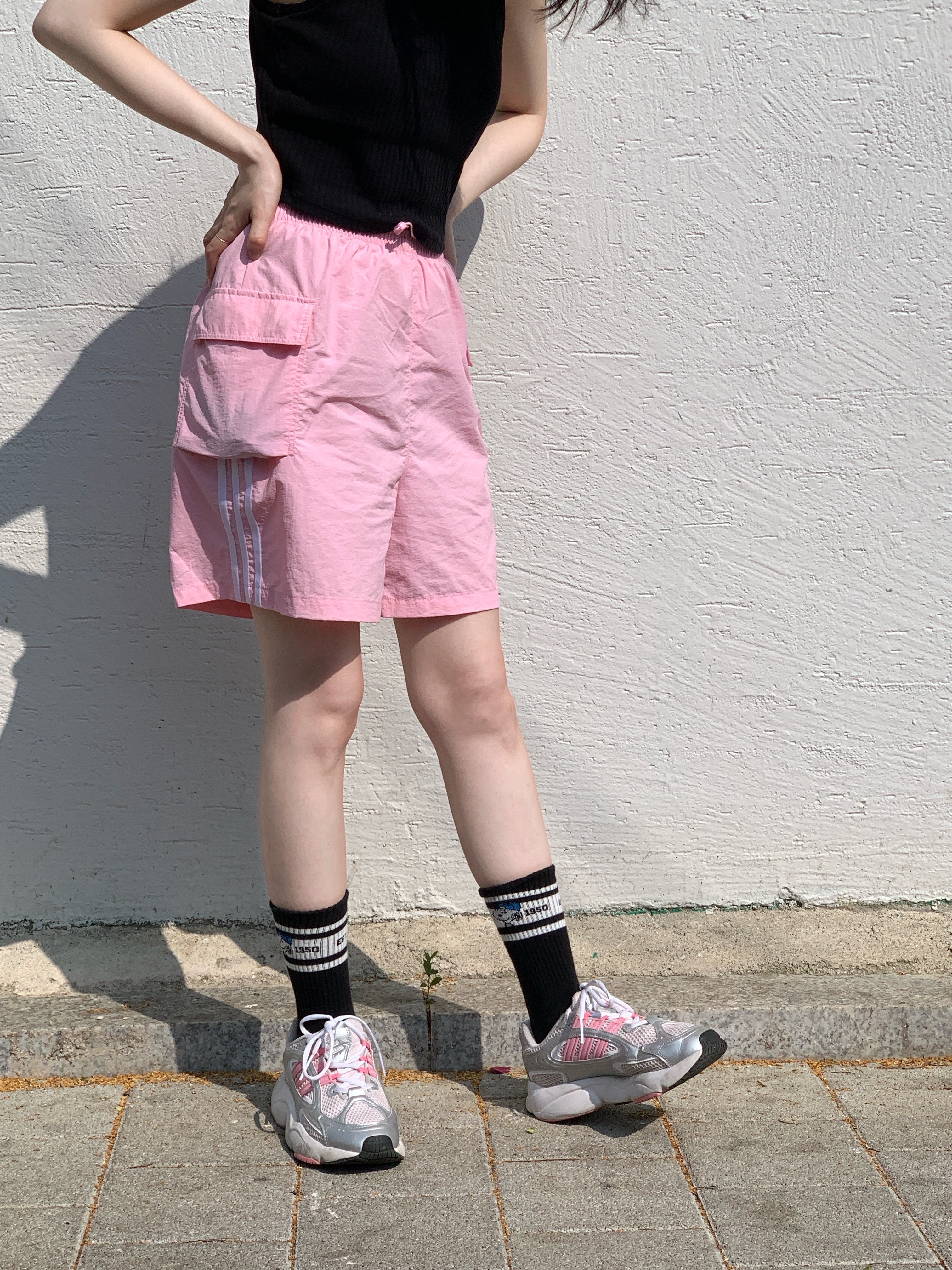 (W) Adidas Adicolor Cargo Shorts True Pink - KR Sizing, Adidas Ozmillen Core Black Grey Two 착용 스타일 - 1