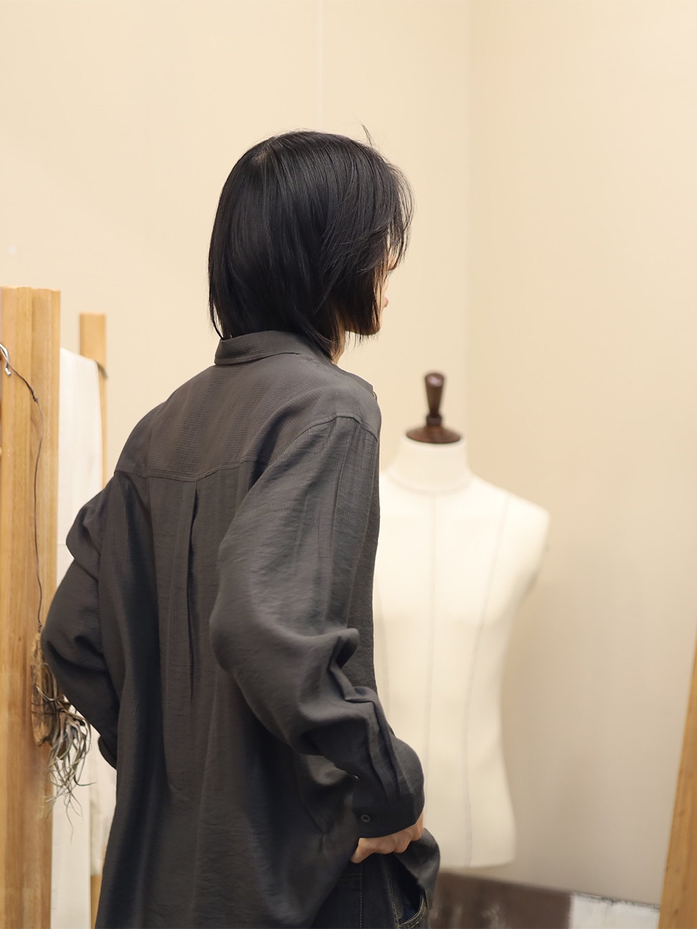 NA A NANA Stripe Silky Shirt Olive Brown, NA A NANA Pleats Belted Denim Pants Vintage Black 착용 스타일 - 4