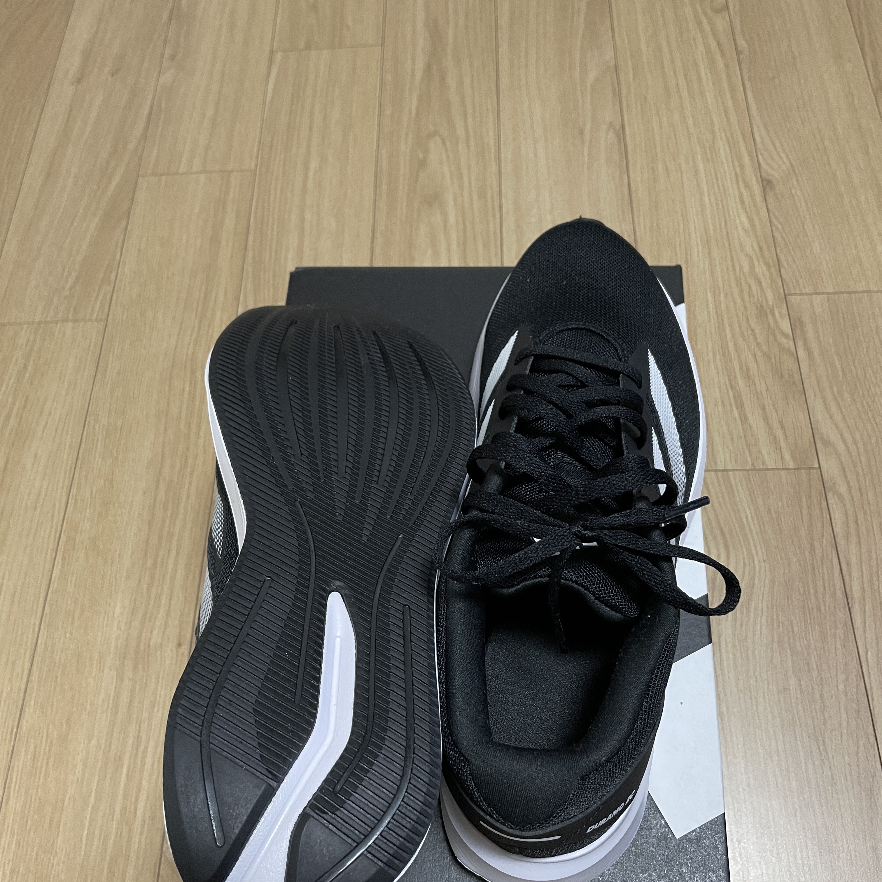 Adidas Duramo RC Core Black Cloud White 착용 스타일 - 1