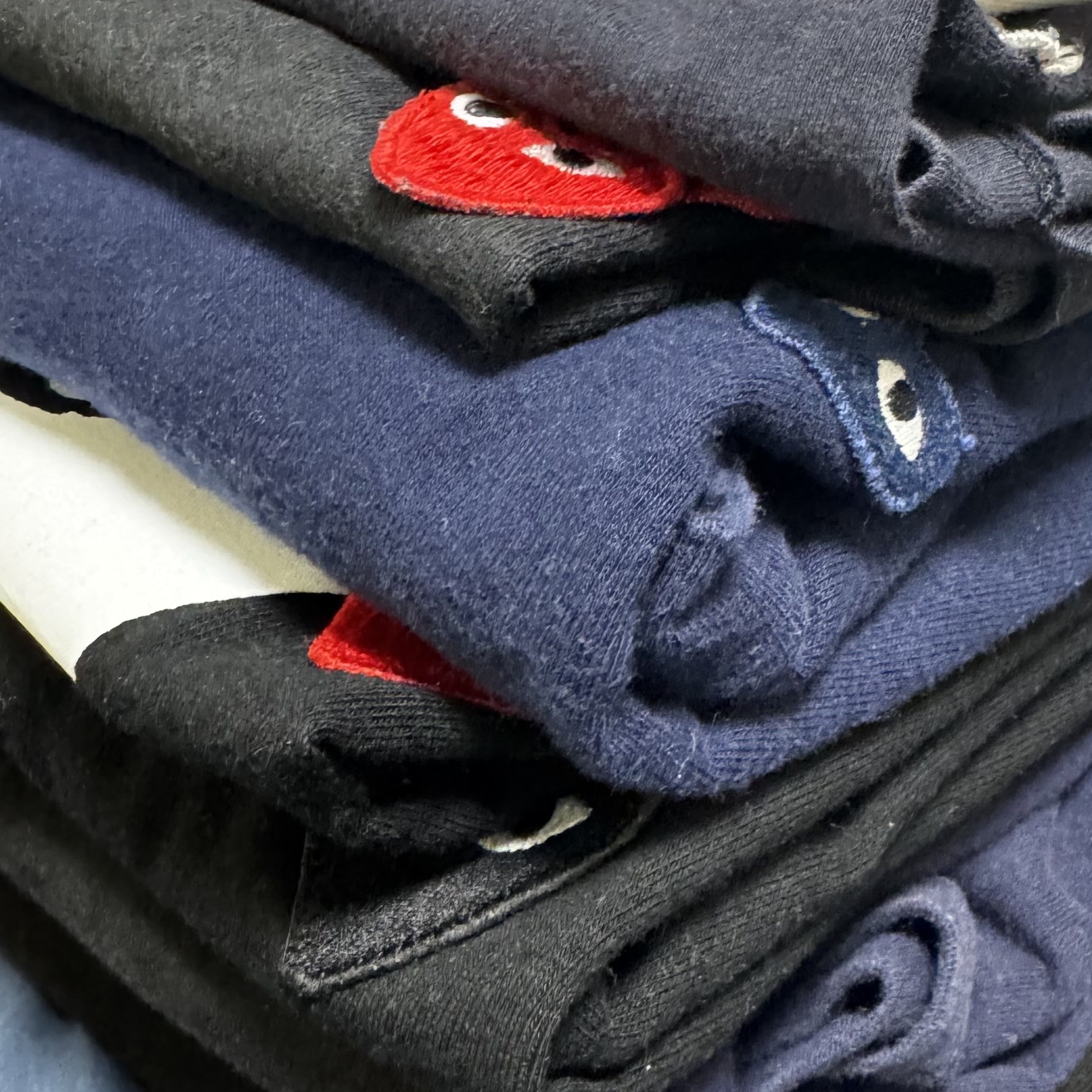 Play Comme des Garcons Double Heart T-Shirt Navy, Play Comme des Garcons Black Heart T-Shirt Black 착용 스타일