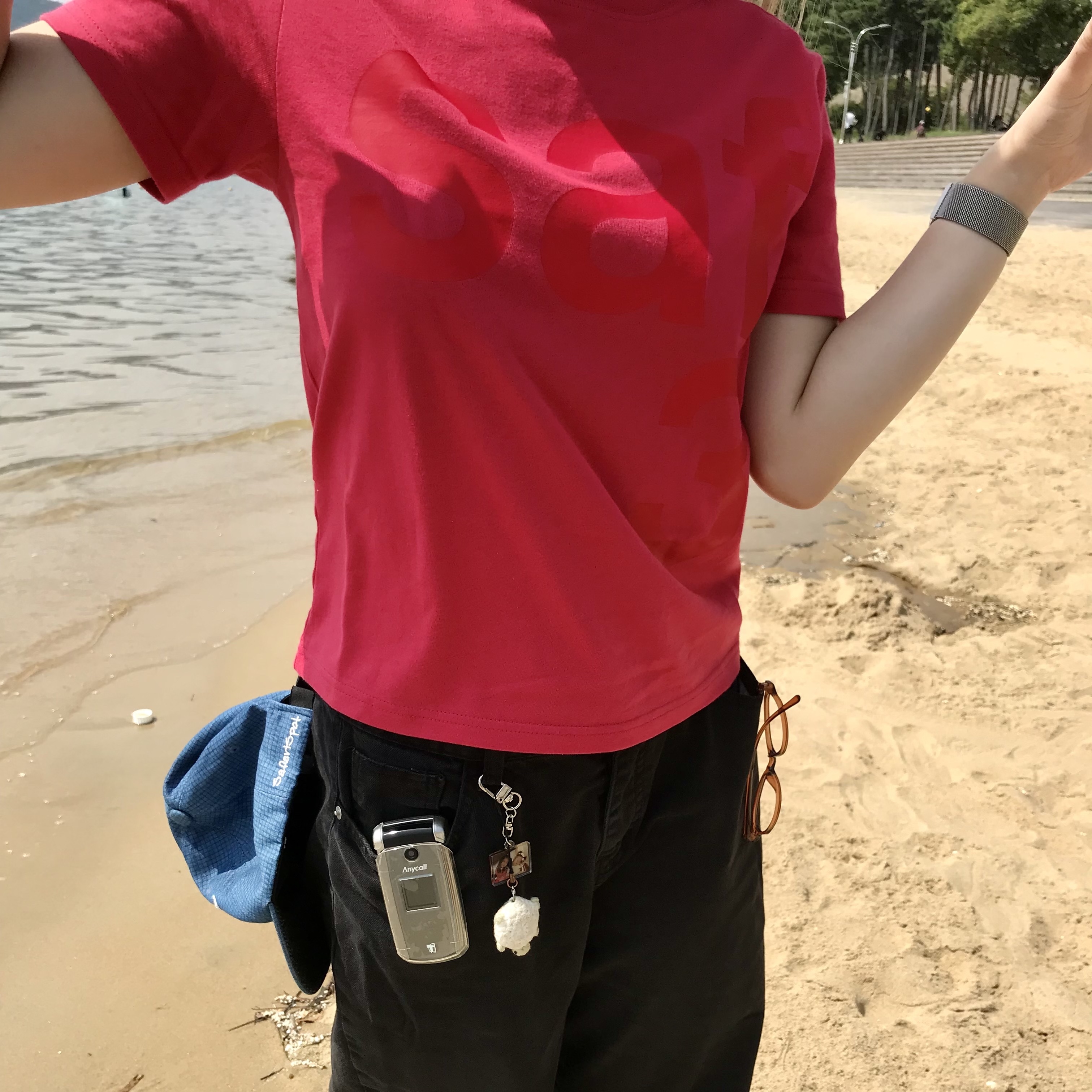 [예약 배송][KREAM 단독] Safarispot 1/2 Basic Safari T-Shirt Red, Fila Echappe MS Black 착용 스타일 - 1